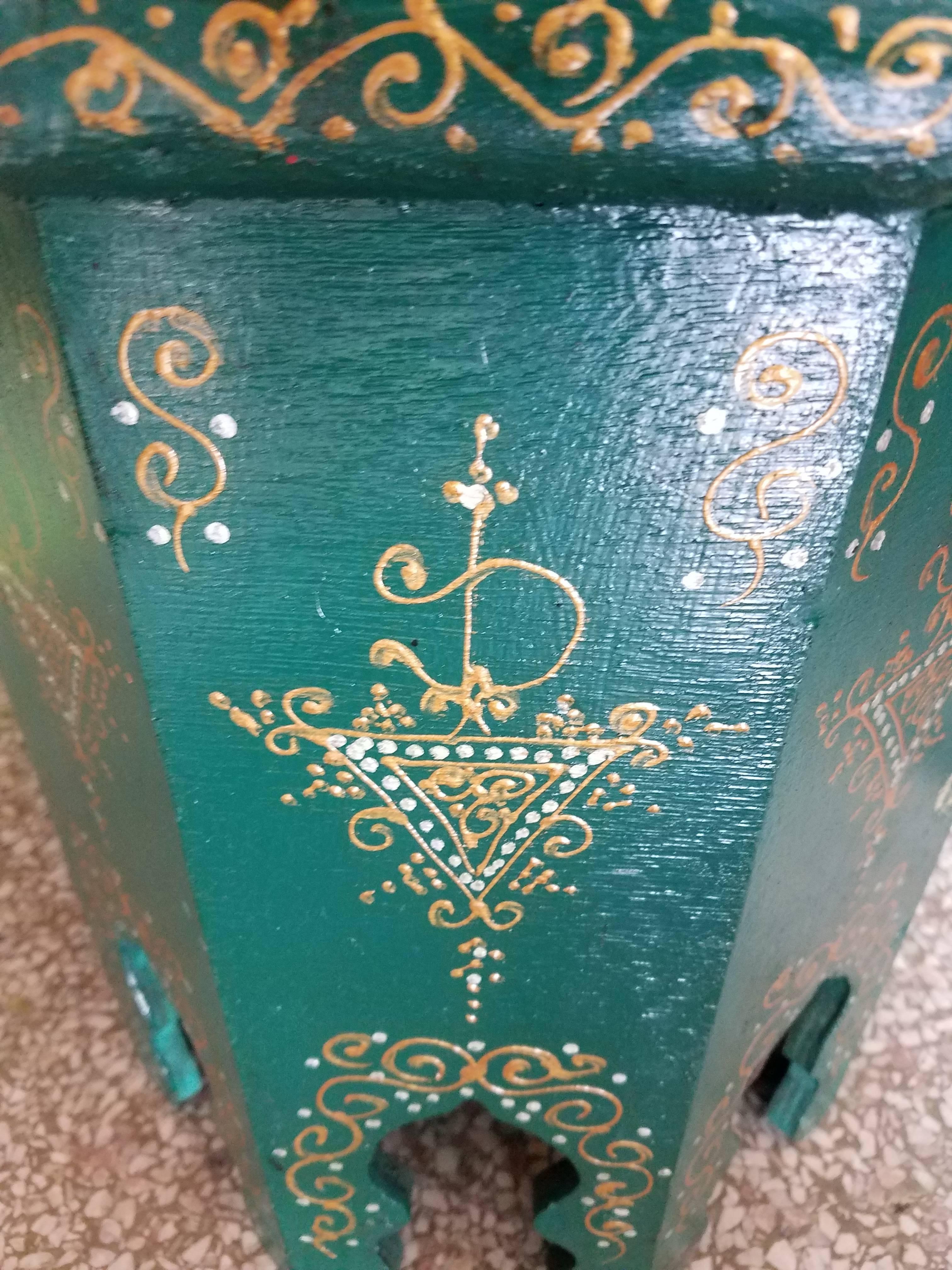 Small Hexagonal Moroccan Hand-Painted Side Table in Green In Excellent Condition In Orlando, FL