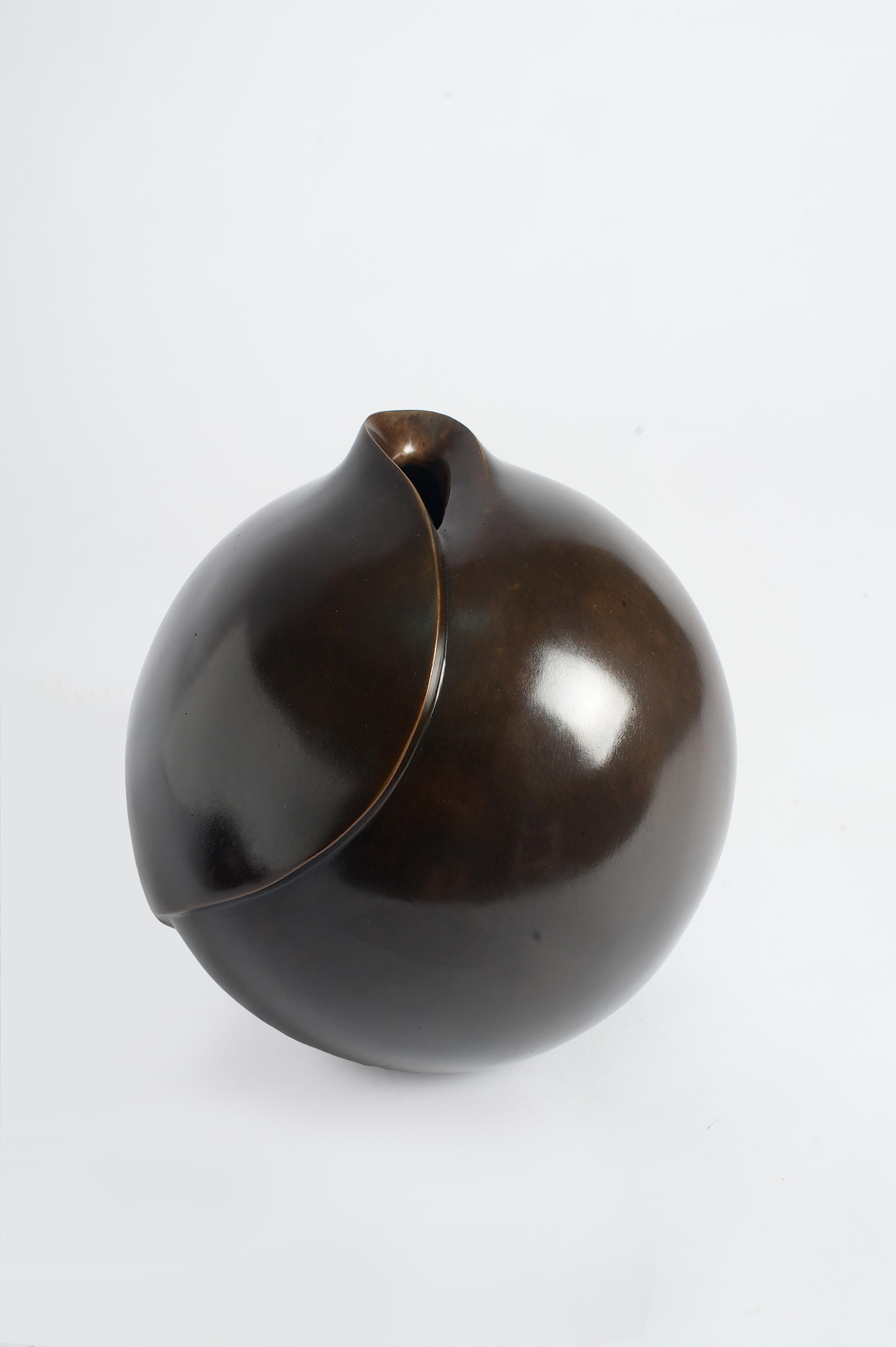 Disponibile ora e pronto per la spedizione!

Descrizione/
Vaso in bronzo prodotto con il processo di fusione a cera persa, strofinato a mano e rifinito con una patina selezionata.