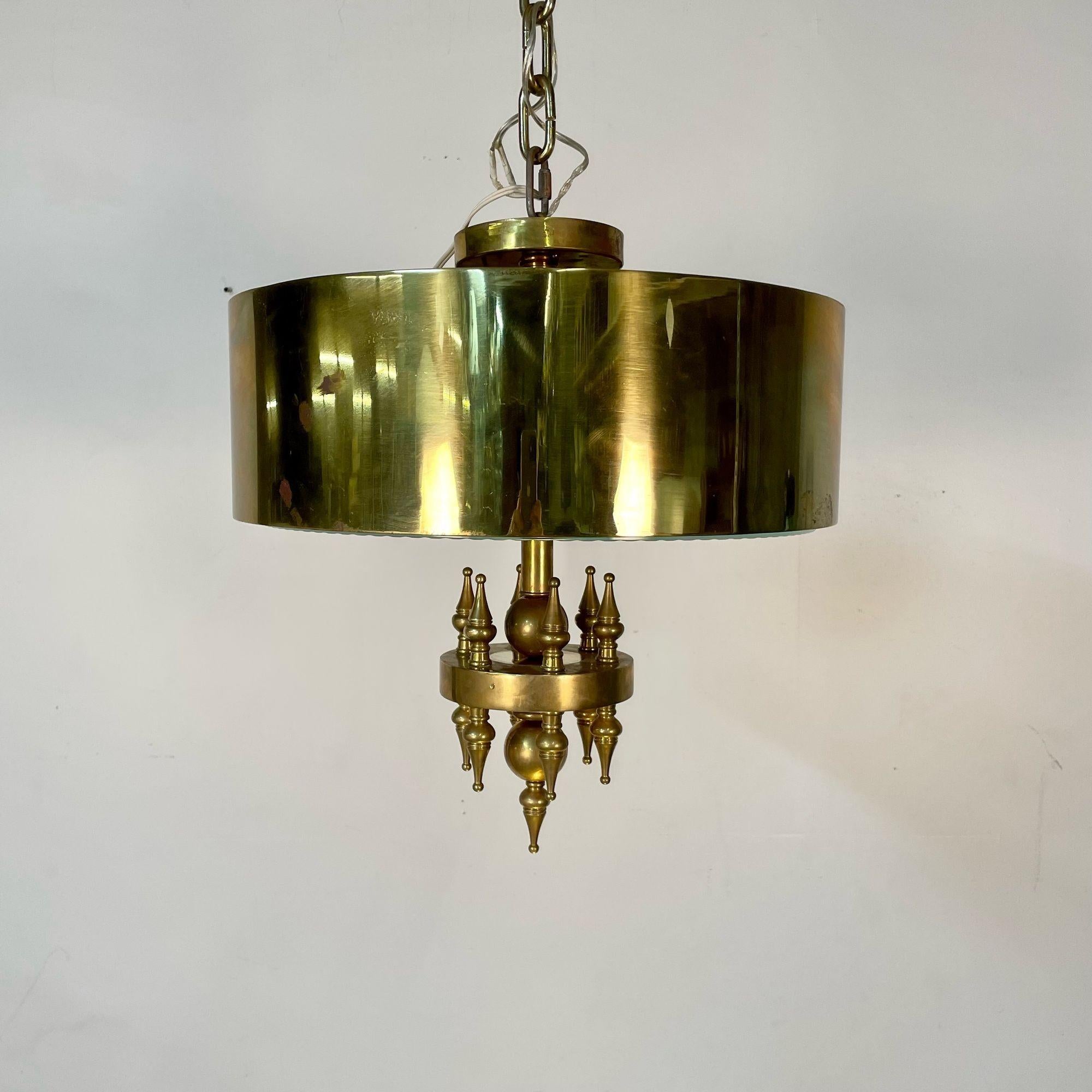 Small Hollywood Regency Style Brass Pendant / Chandelier, Starburst Etched Glass

Well made diminutive chandelier or pendant having a brass frame with an intricately etched starburst glass on the underside.

Brass, Etched Glass
United States,