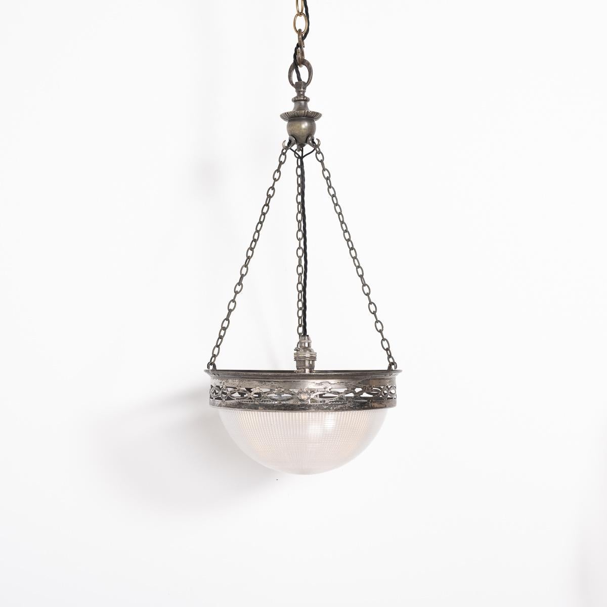Art Nouveau Plafoniera Holophane piccola con attacco decorativo in argento ossidato in vendita