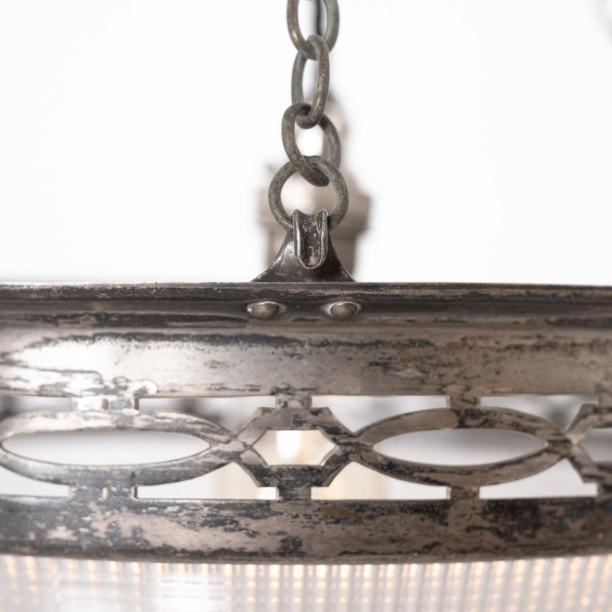 Plafoniera Holophane piccola con attacco decorativo in argento ossidato in vendita 2