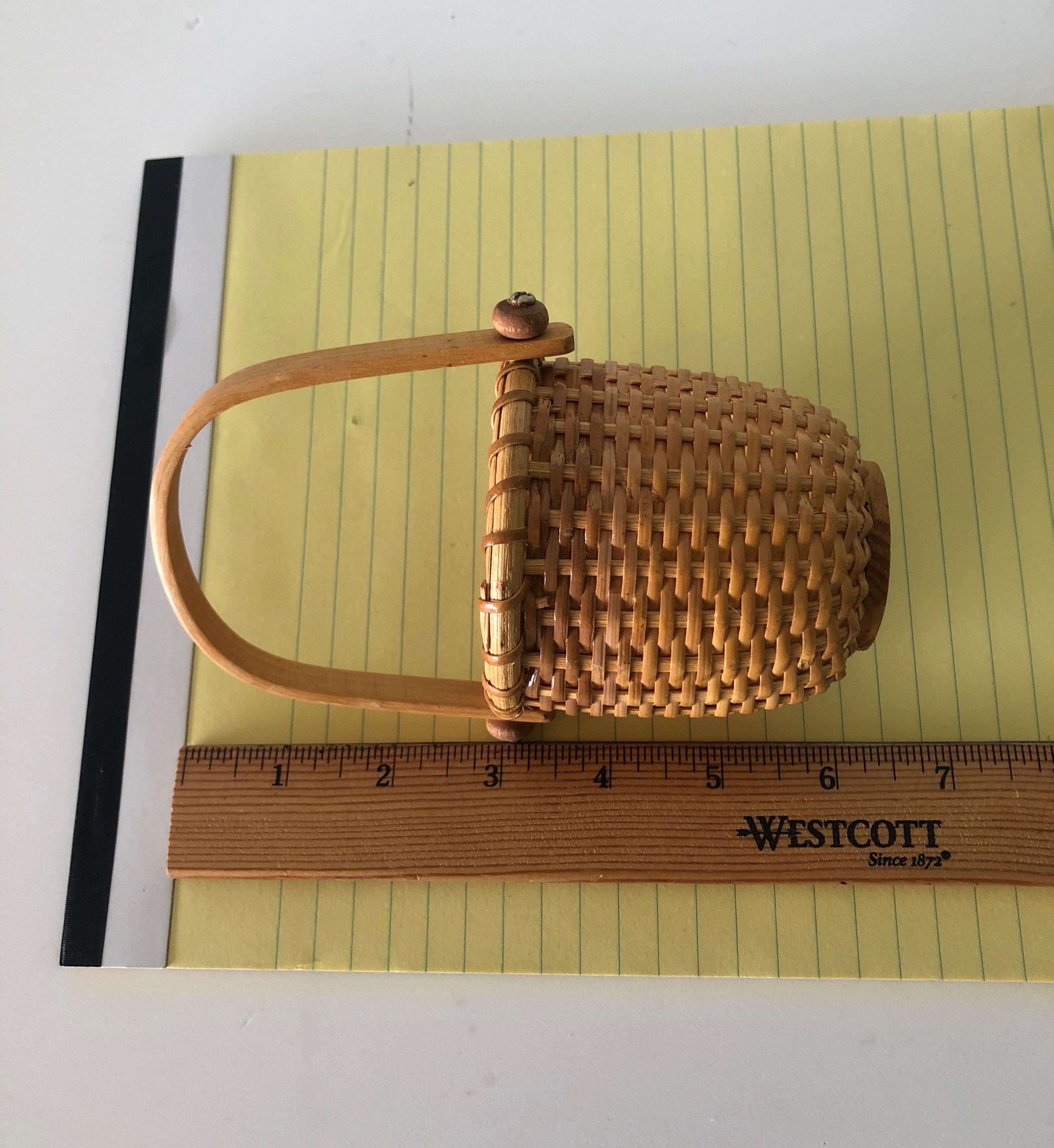 Small Honey Color Woven Nantucket Decorative Basket In Good Condition In Oakland Park, FL