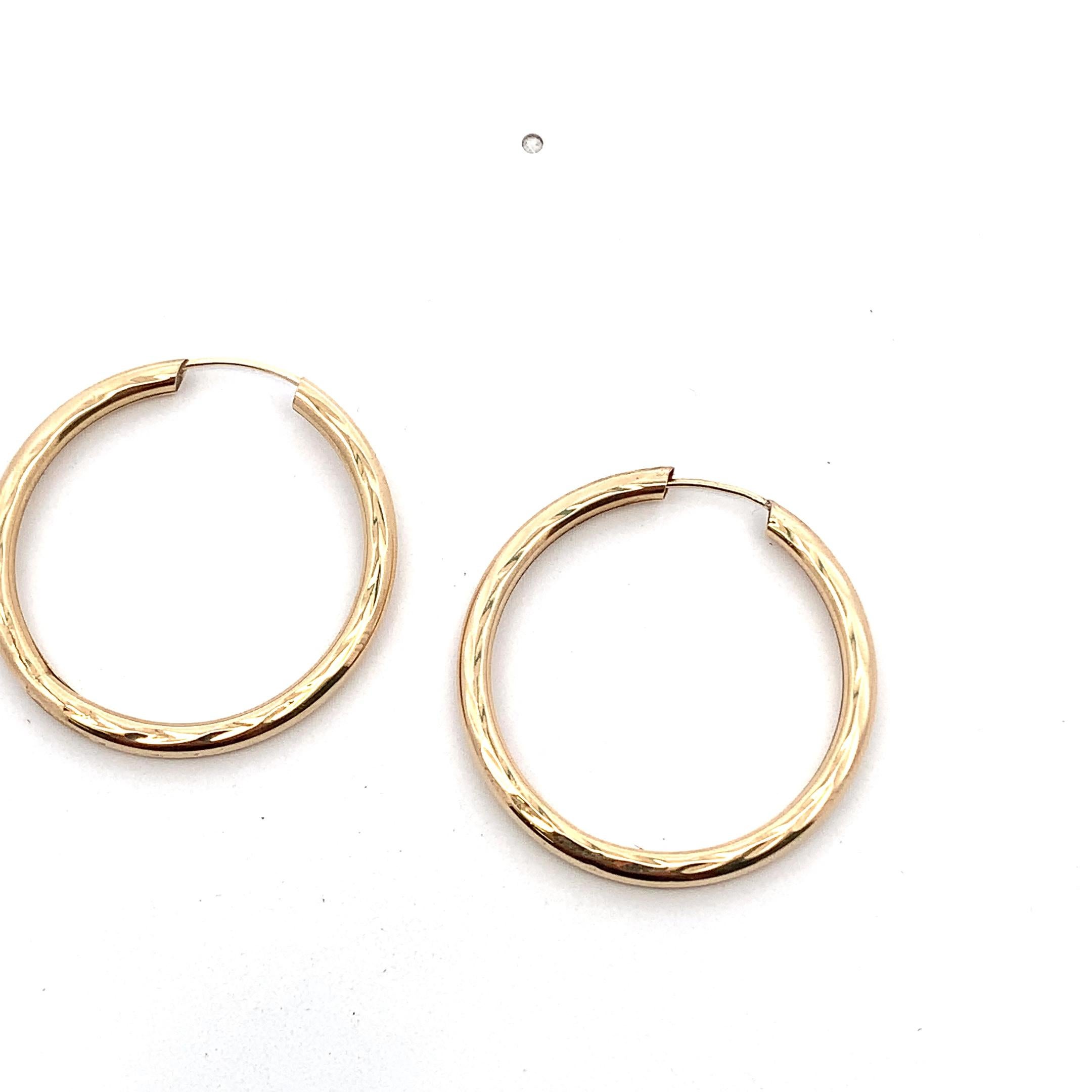 Pendientes huggie de aro pequeño oro amarillo en Nuevo estado para la venta en London, GB