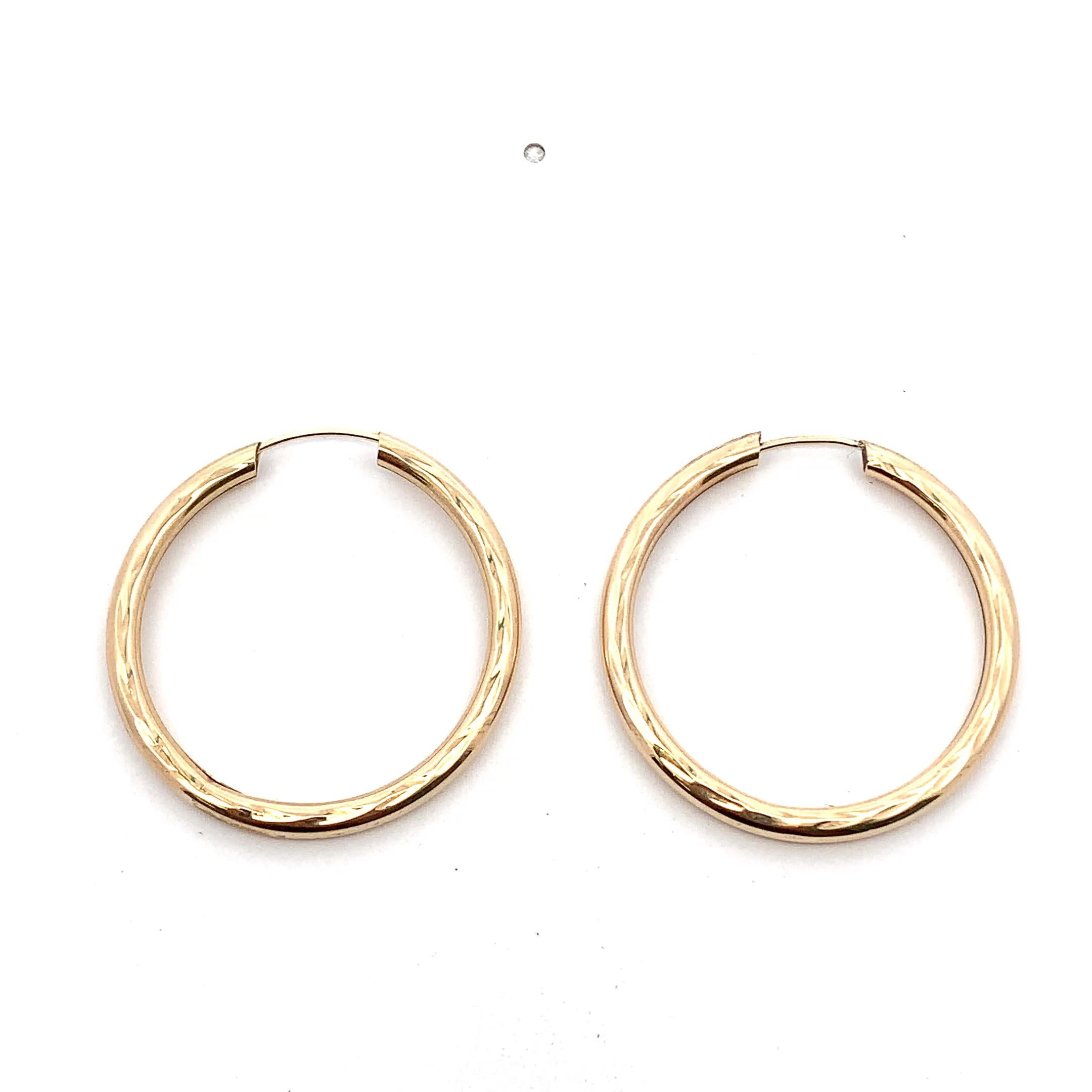 Pendientes huggie de aro pequeño oro amarillo