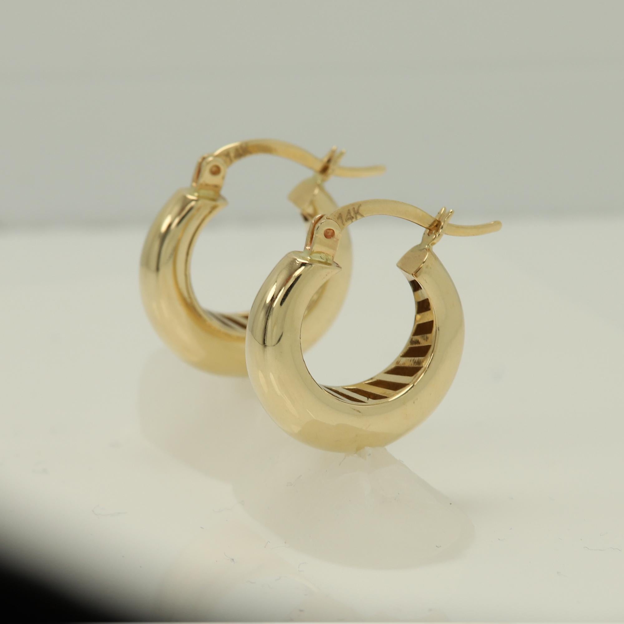 Hergestellt in Italien
mit einem künstlerischen, schlanken Design und einem trendigen Look.
Das Gesamtgewicht beträgt 4,30 Gramm.
Echtes 14k Gelbgold.
ungefähre Größe: 17 Durchmesser x 5 mm Breite
Standard Rückenverriegelung.
+Geschenkbox
(#4.3gr)