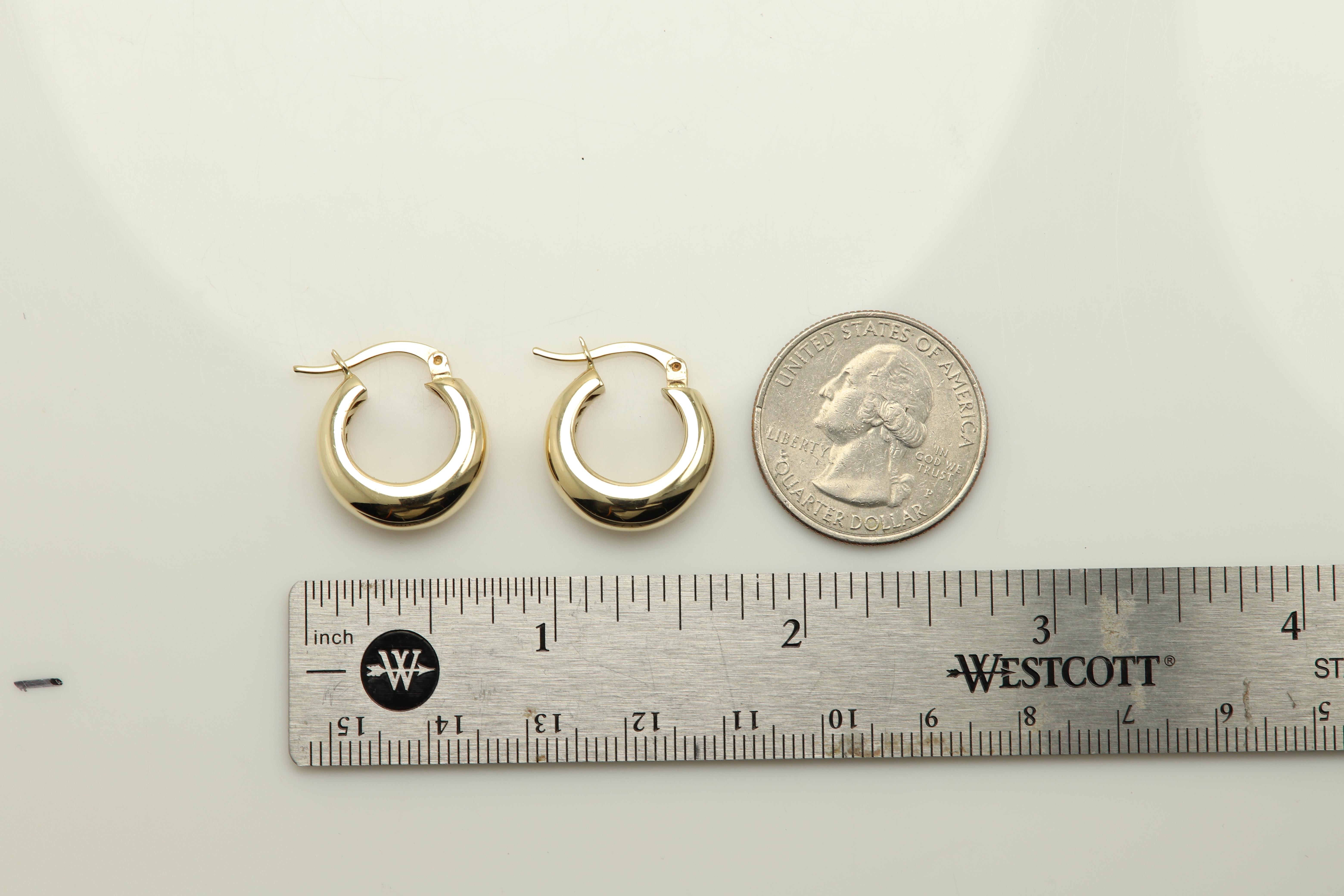 Small Huggie Hoops Made in Italy Solid 14 Karat Gold In New Condition For Sale In Brooklyn, NY