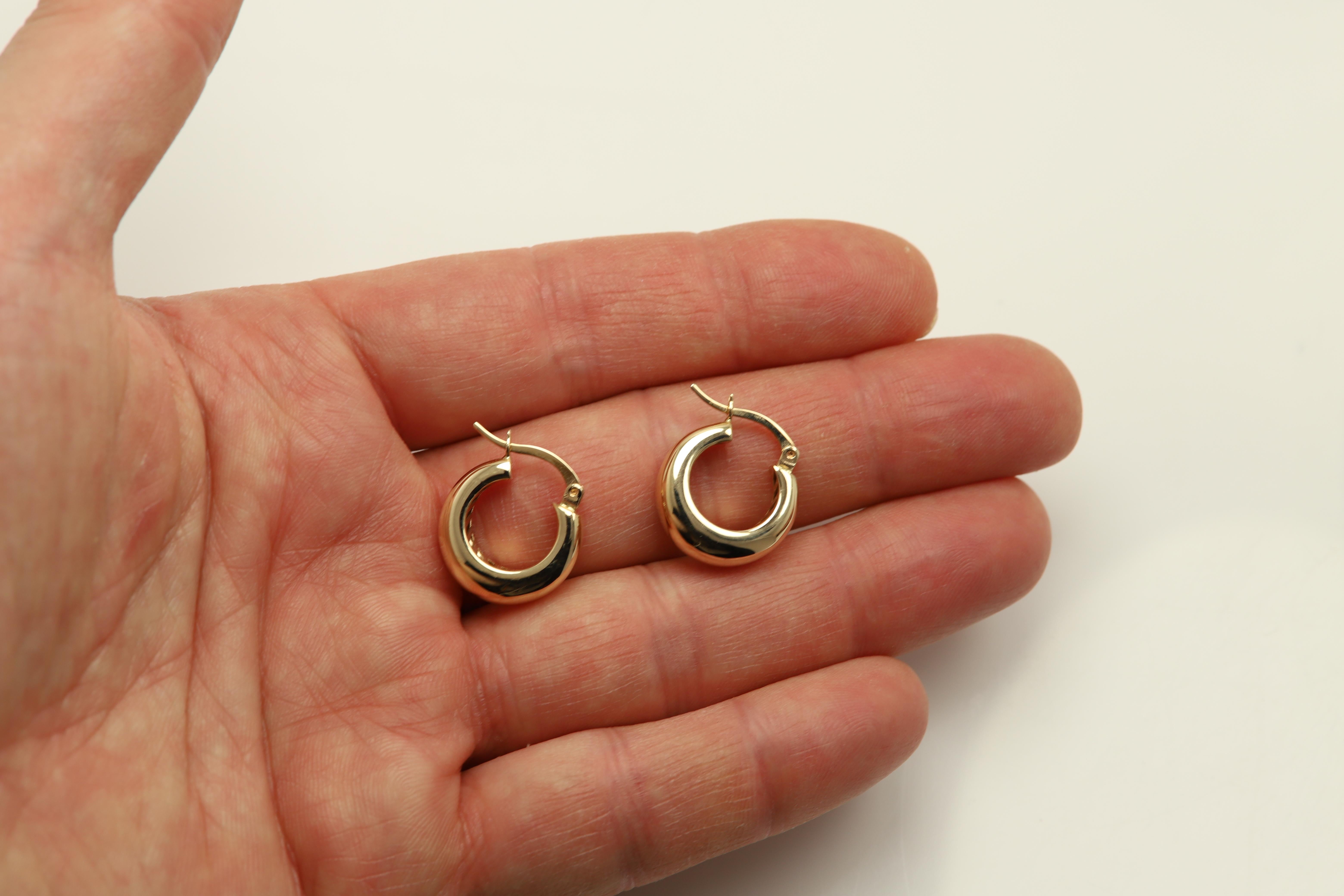 Huggie-Creolen aus massivem 14 Karat Gold, hergestellt in Italien Damen