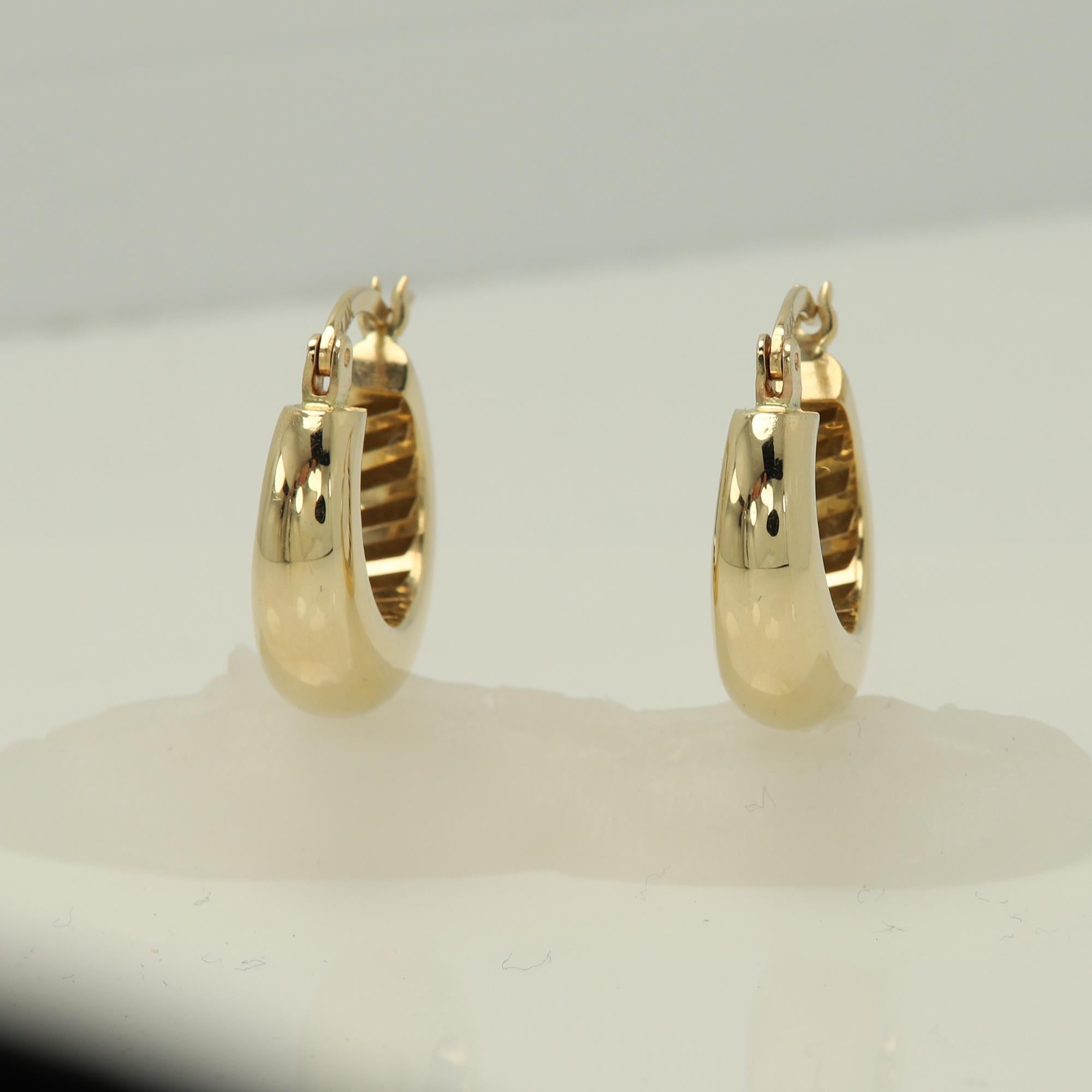 Huggie-Creolen aus massivem 14 Karat Gold, hergestellt in Italien 5