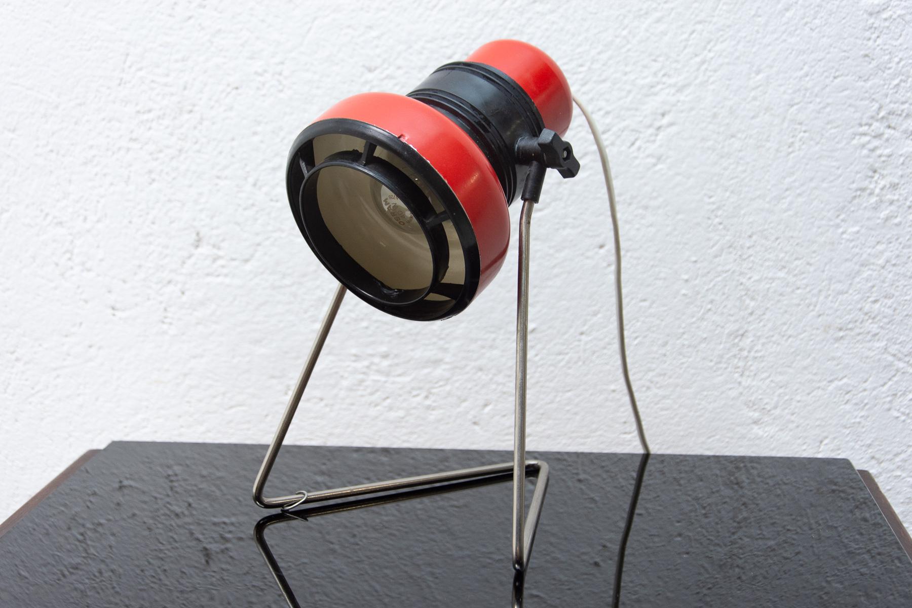 Small adjustable table or wall lamp, 1970´s, made in Hungaria. Chrome, enamel & plastic. In very good vintage condition.

Measures: Height: 27 cm

Width: 19 cm

Depth: 19 cm.