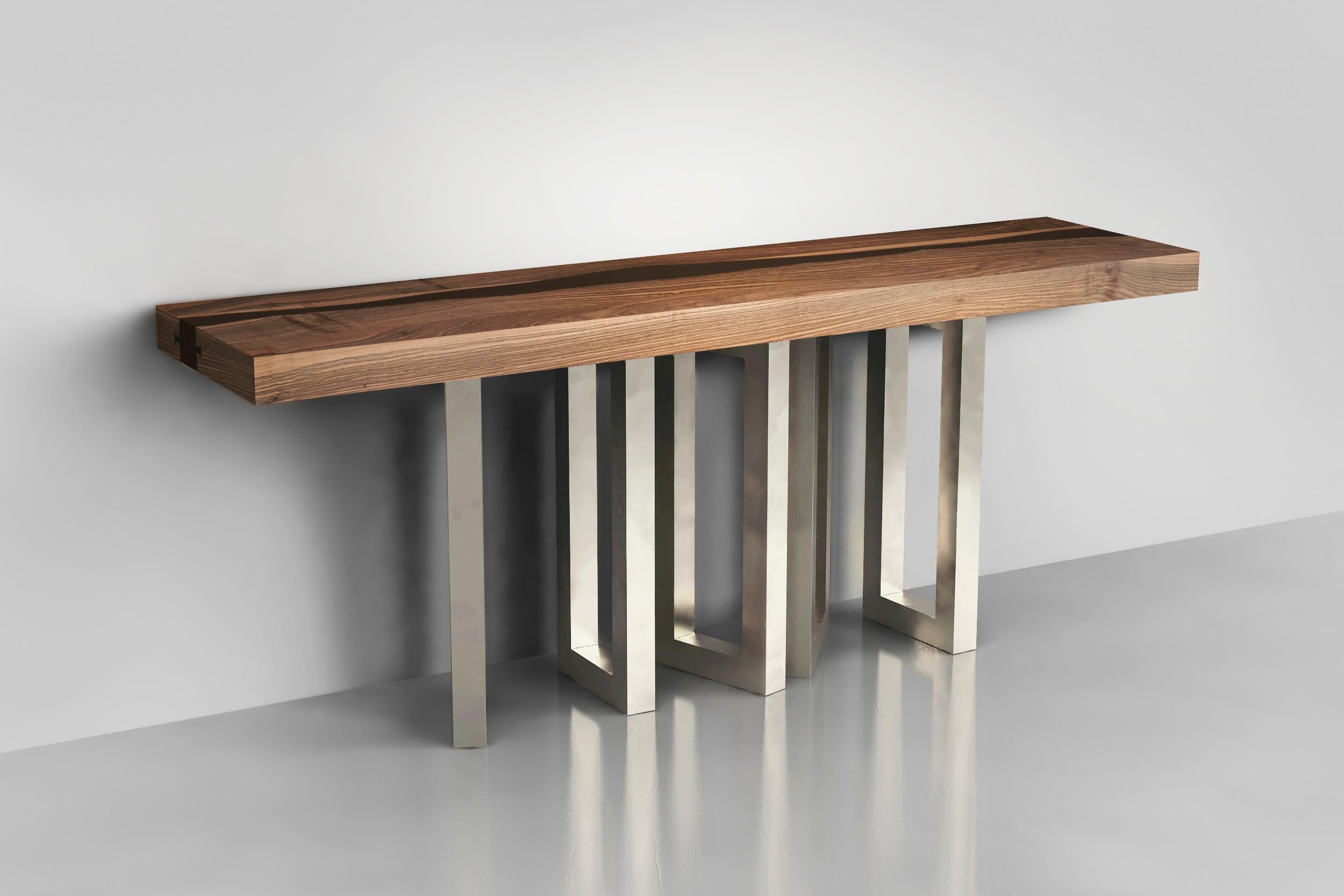 Petite table console Il Pezzo 6 Nickel par Il Pezzo Mancante
Dimensions :  L 160 x D 45 x H 81 cm
MATERIAL : Plateau : 100% noyer massif et frêne massif / frêne massif teinté wengé traité à l'huile naturelle. Base : laiton satiné / bronze / or /