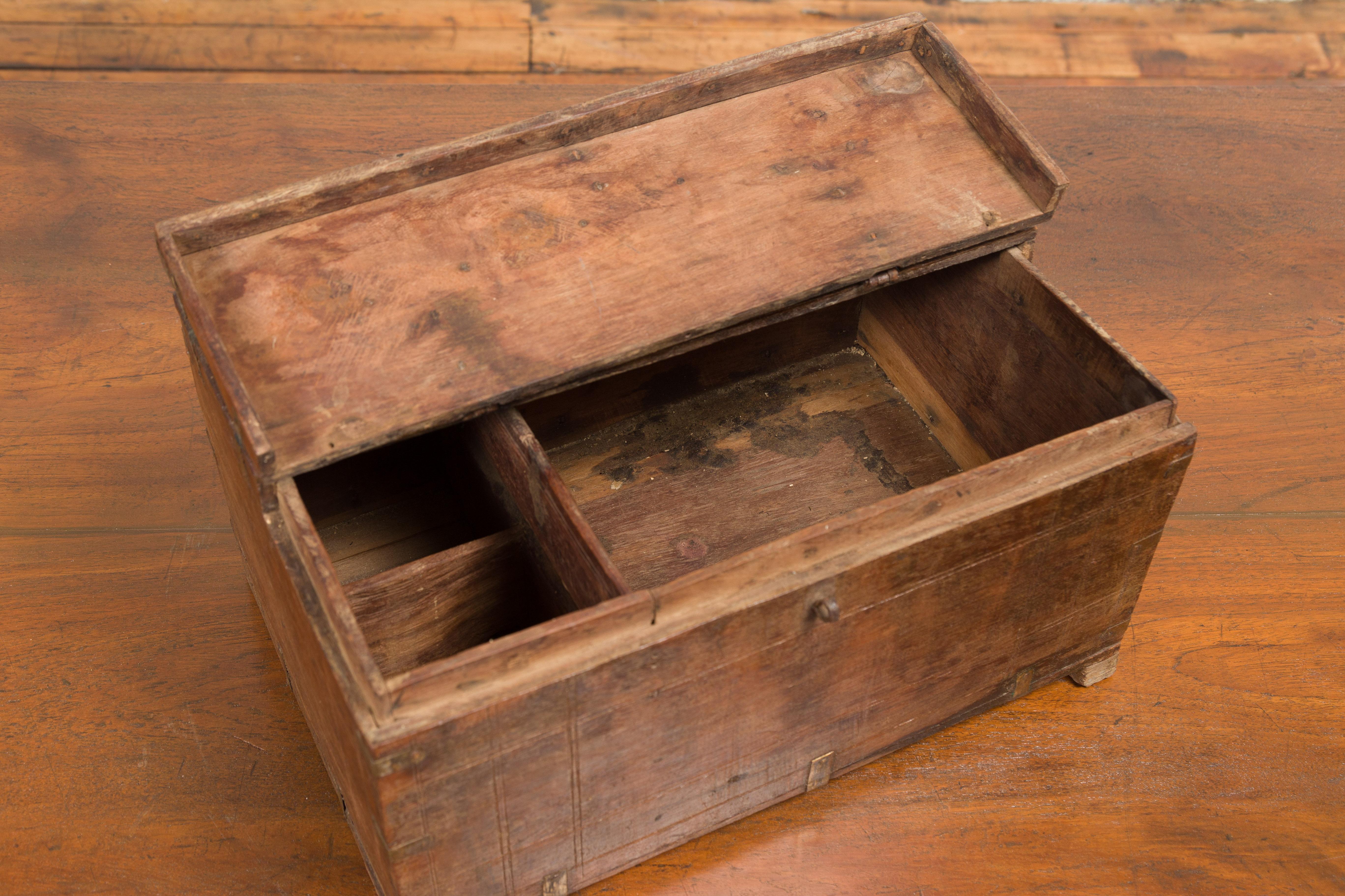 Petite boîte indienne du 19ème siècle avec détails en laiton et intérieur compartimenté en vente 4