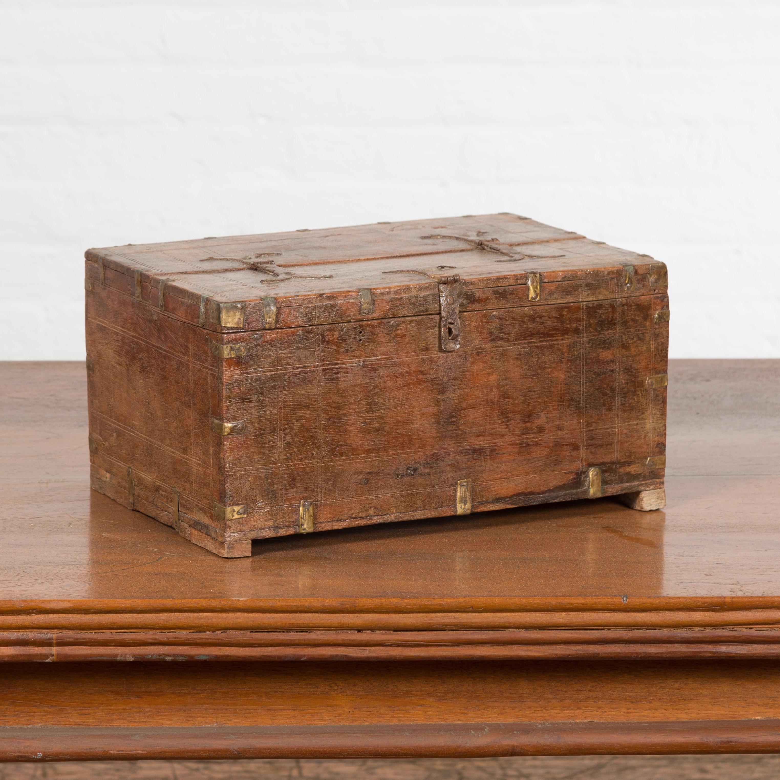 Petite boîte indienne du 19ème siècle avec détails en laiton et intérieur compartimenté en vente 5