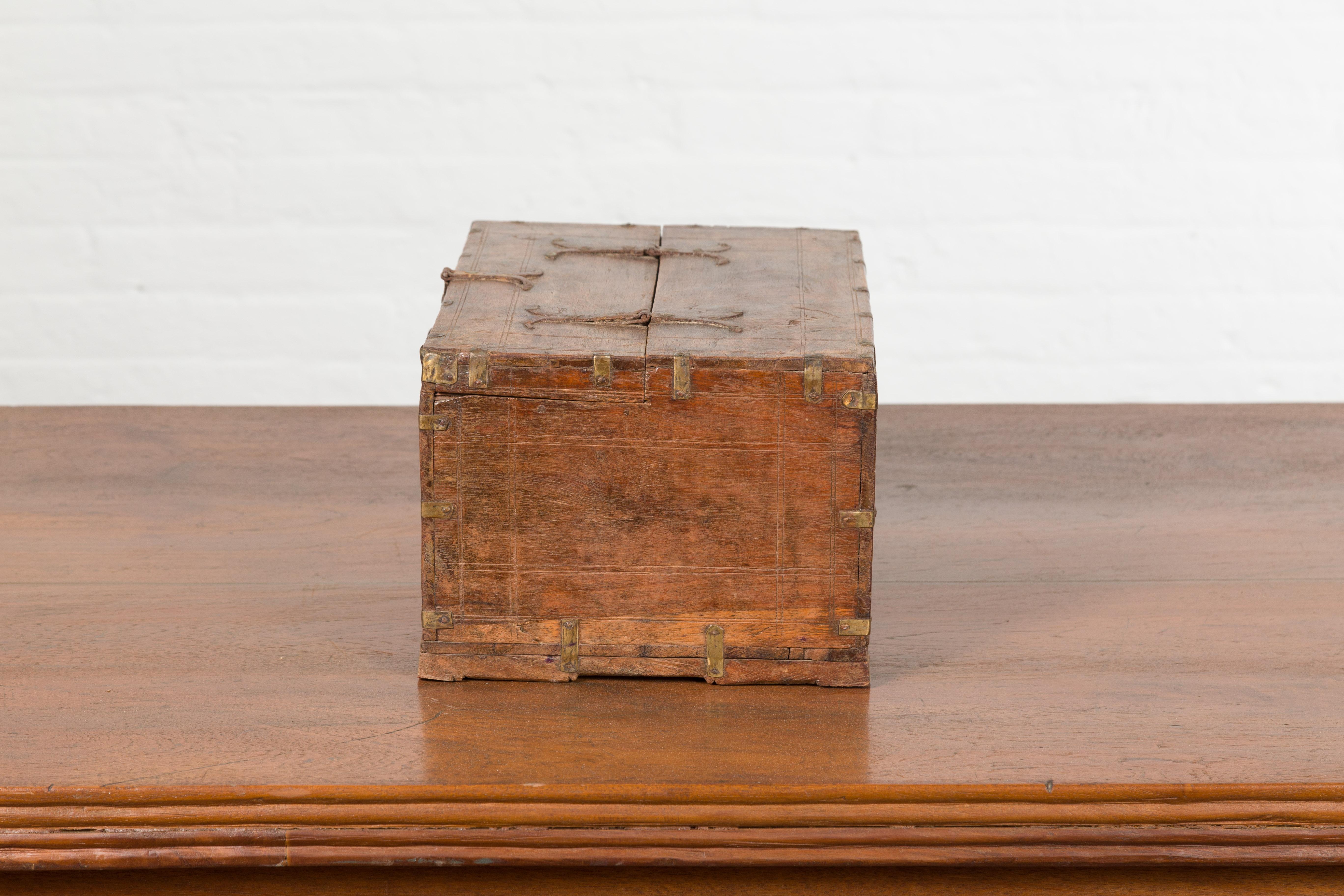 Petite boîte indienne du 19ème siècle avec détails en laiton et intérieur compartimenté en vente 8