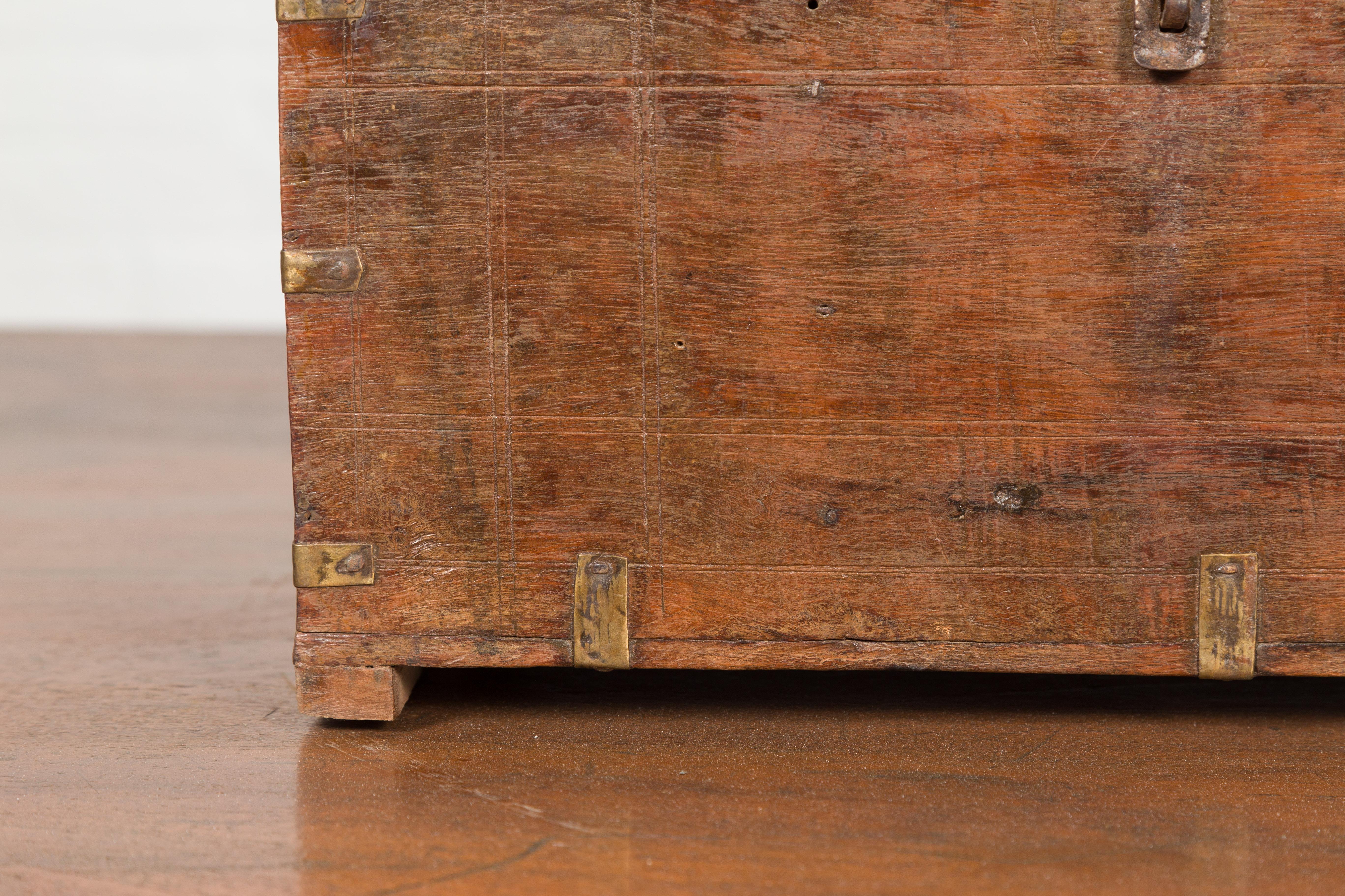 Petite boîte indienne du 19ème siècle avec détails en laiton et intérieur compartimenté en vente 1
