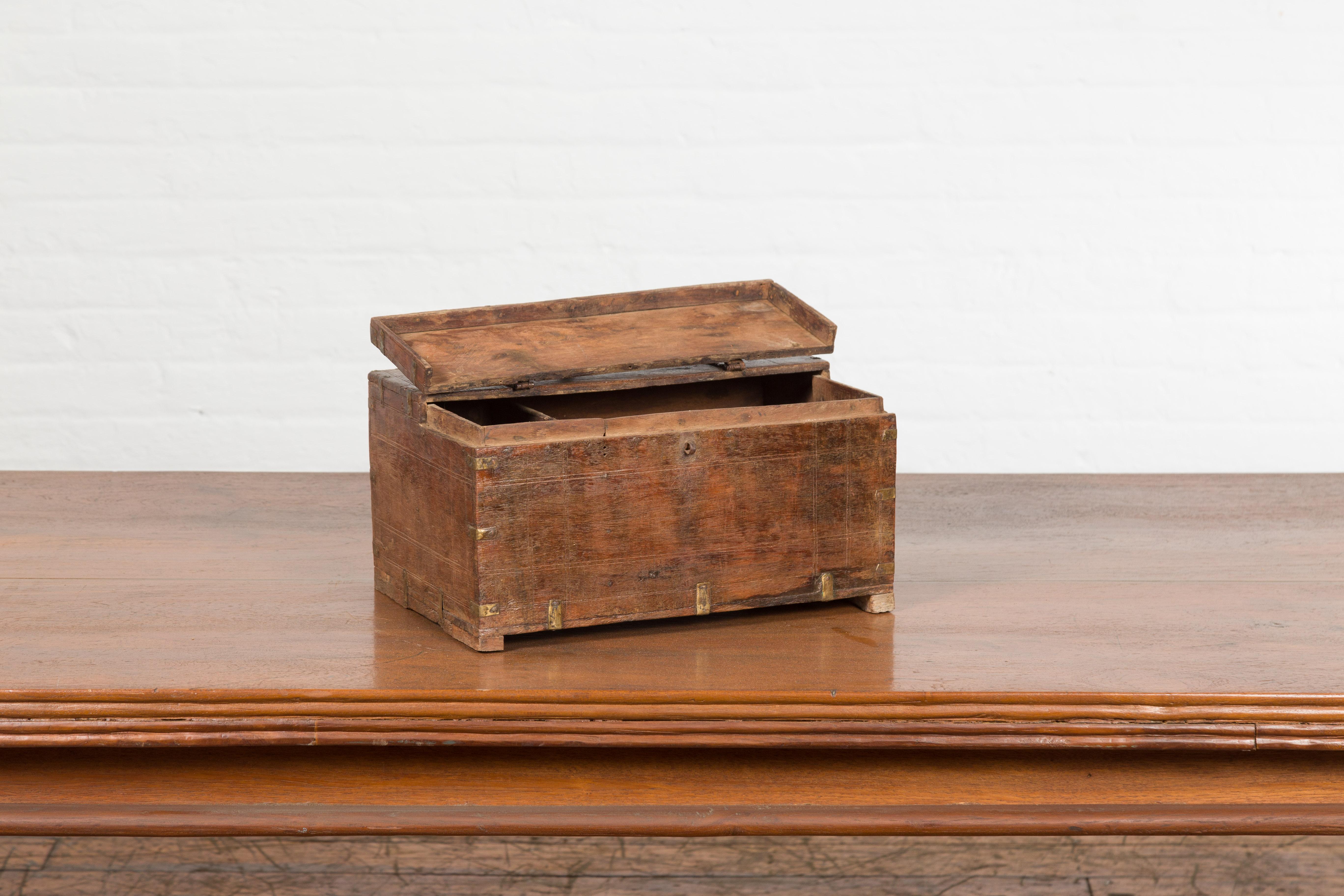 Petite boîte indienne du 19ème siècle avec détails en laiton et intérieur compartimenté en vente 3