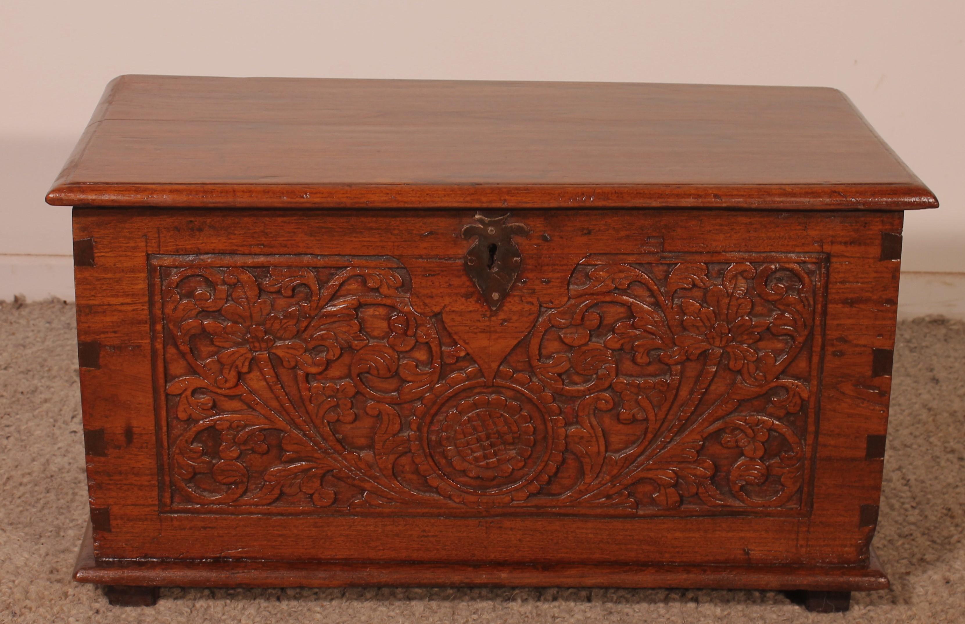 Graziosa cassetta delle spezie in teak del XIX secolo proveniente dall'India
Bellissimo lavoro di intaglio sulla parte anteriore
Piccolo scomparto interno
Maniglie di trasporto sui lati
In ottime condizioni e con una patina molto bella