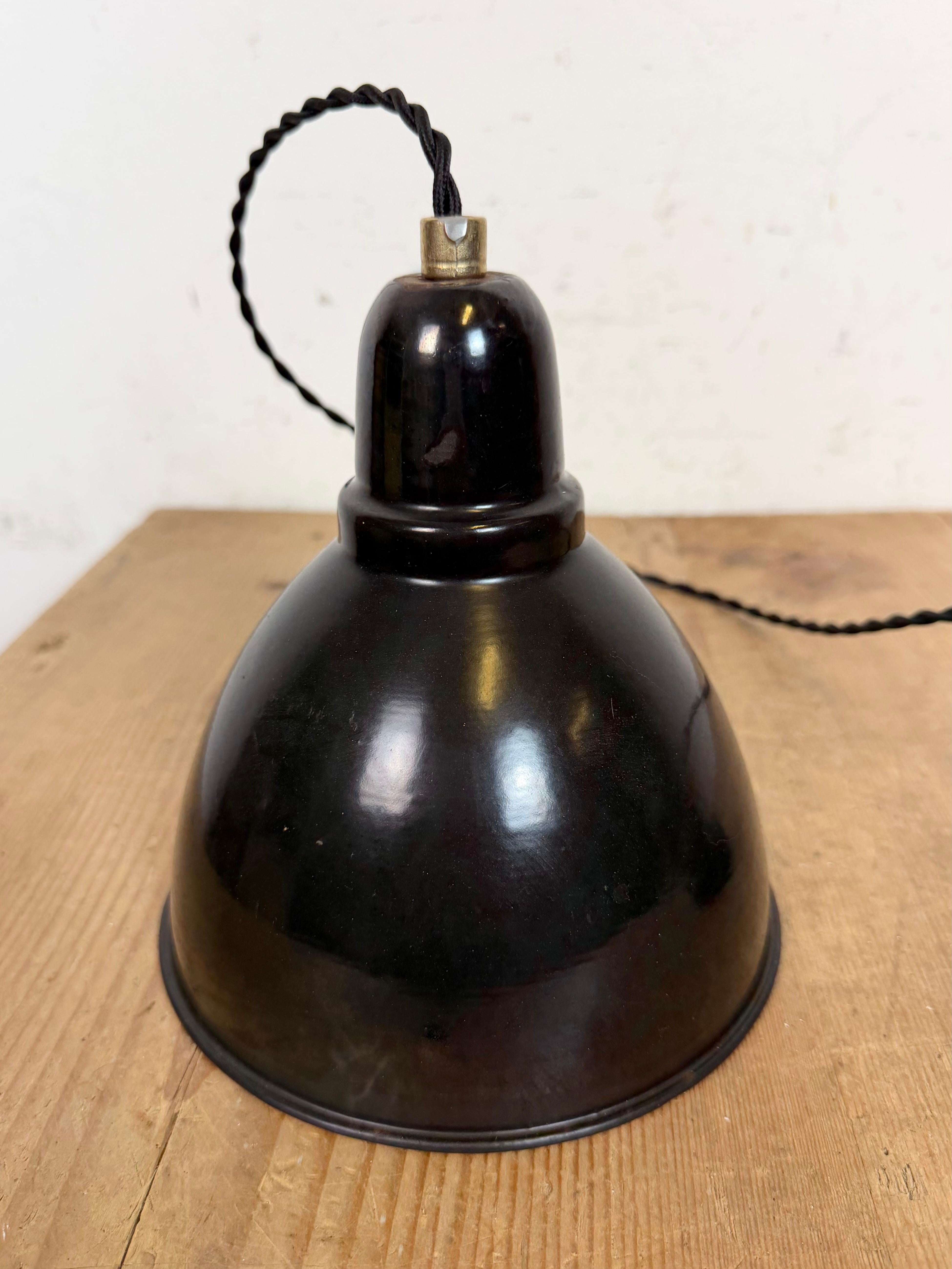 Small Industrial Black Enamel Ceiling Lamp, 1950s en venta 4