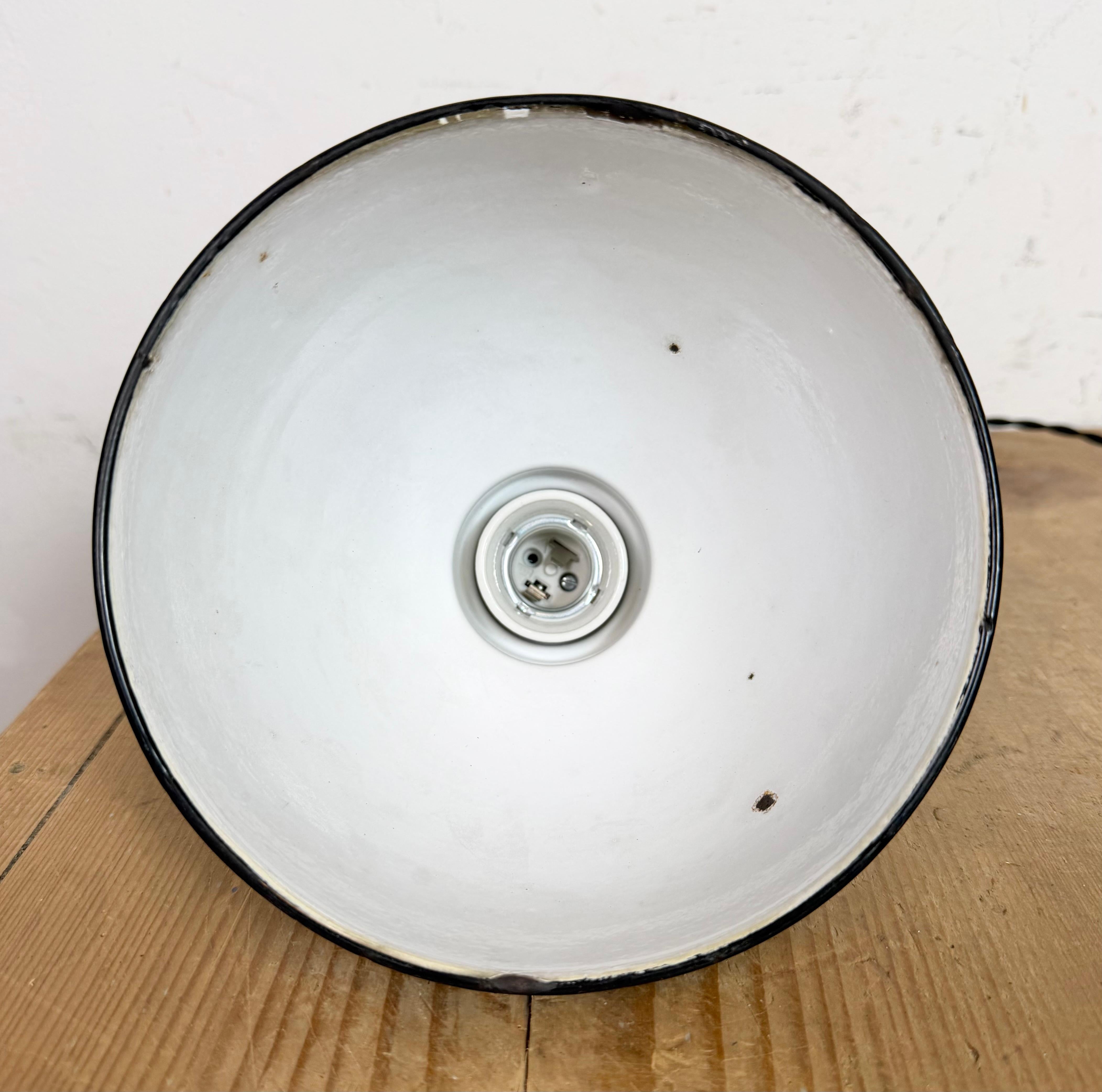 Small Industrial Black Enamel Ceiling Lamp, 1950s en venta 5