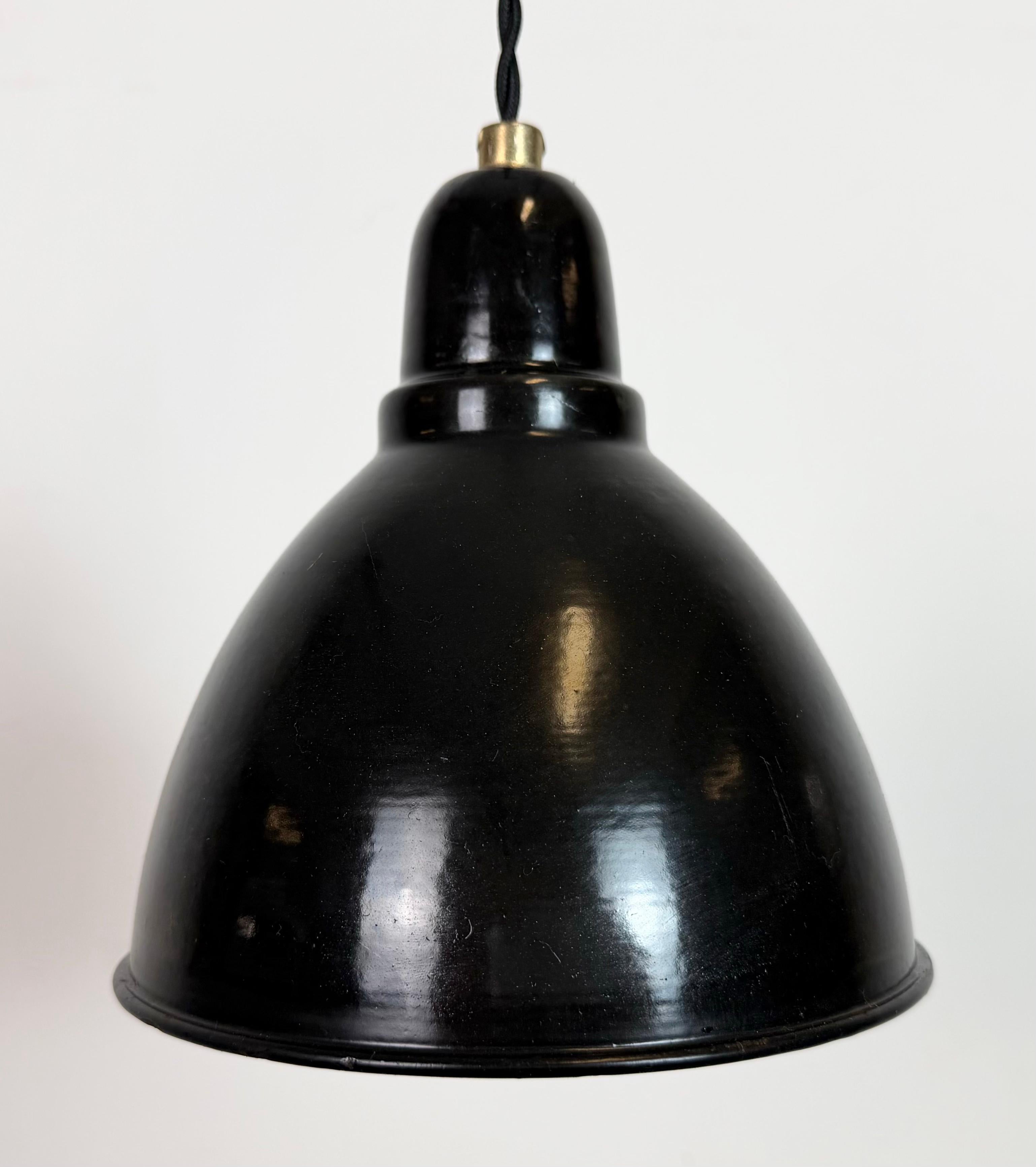 Small Industrial Black Enamel Ceiling Lamp, 1950s Checo en venta