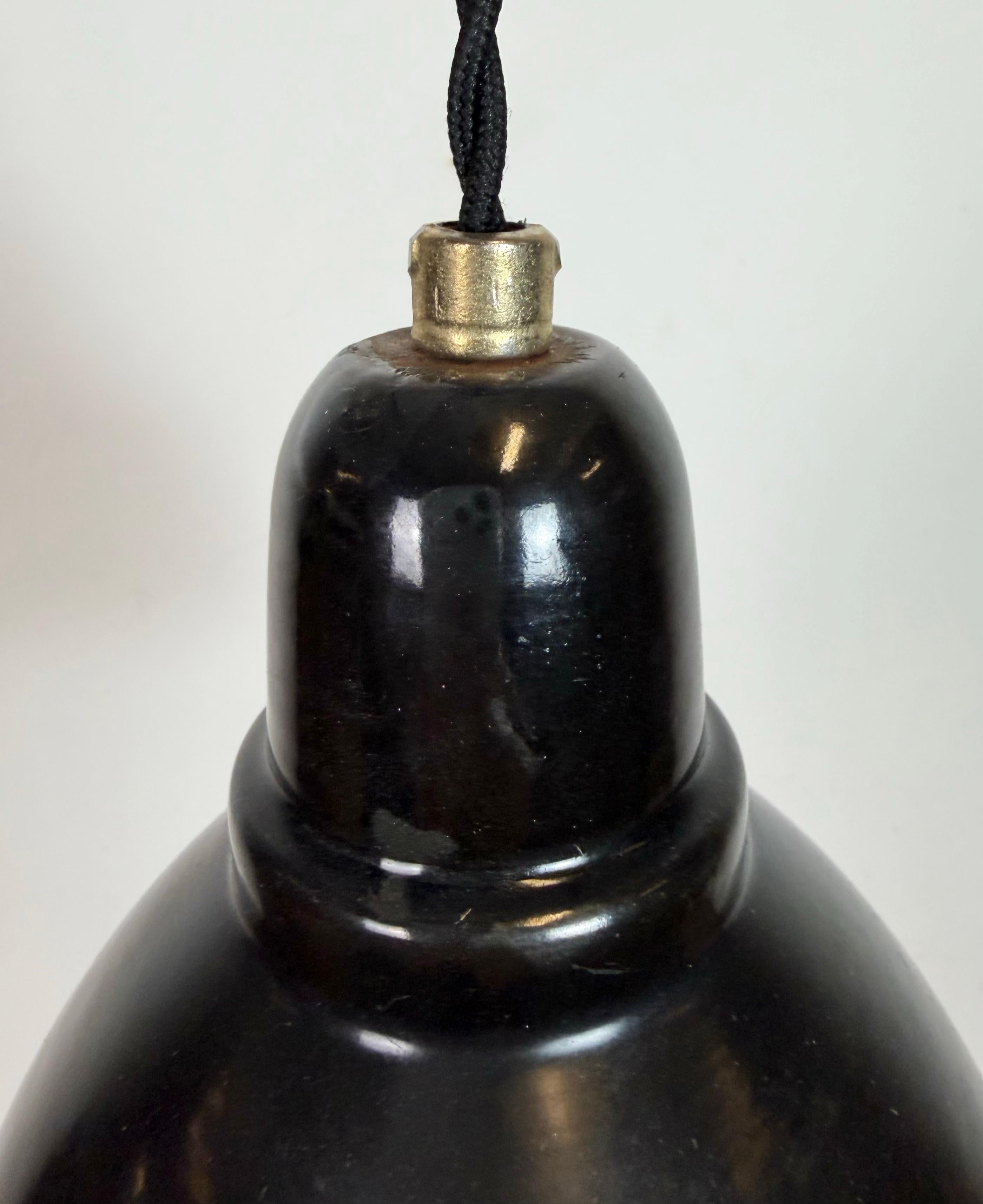 Small Industrial Black Enamel Ceiling Lamp, 1950s en Bueno estado para la venta en Kojetice, CZ