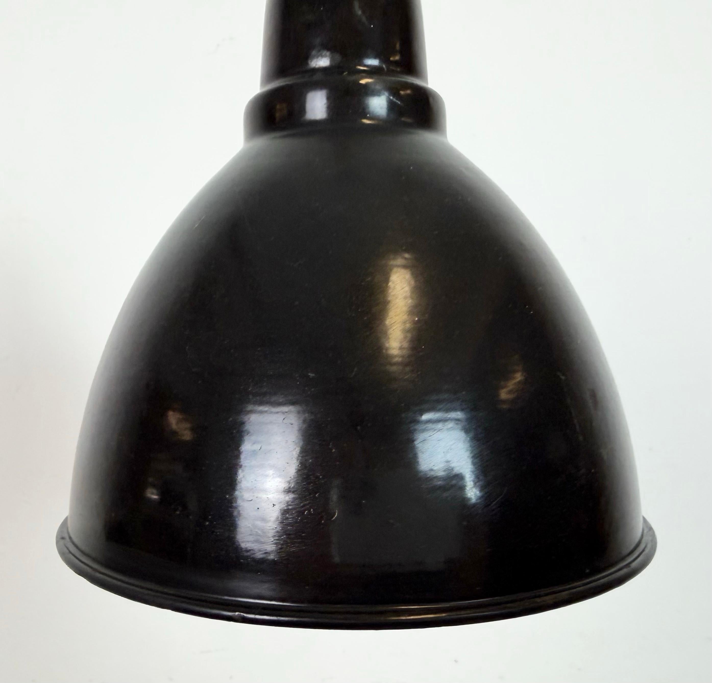Small Industrial Black Enamel Ceiling Lamp, 1950s siglo XX en venta
