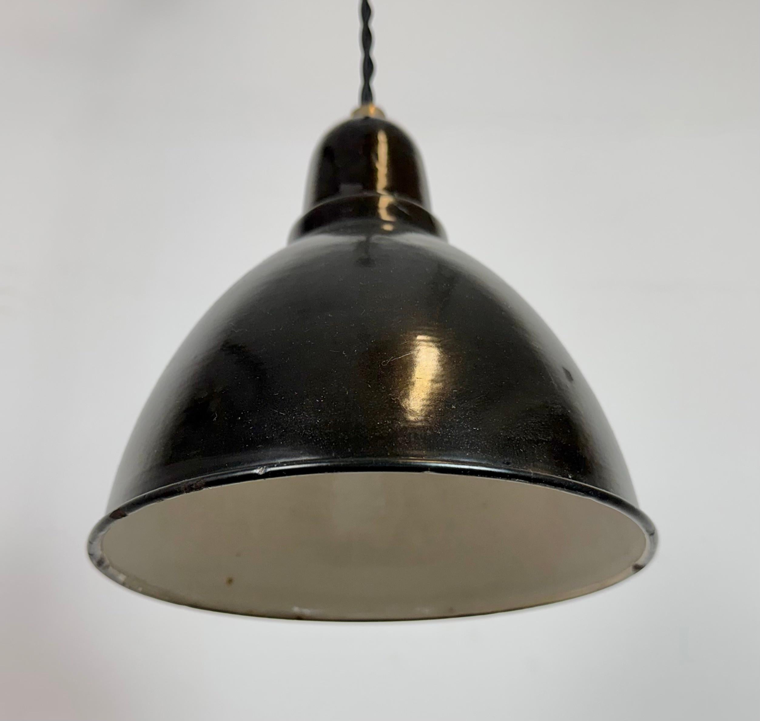 Small Industrial Black Enamel Ceiling Lamp, 1950s Esmalte en venta