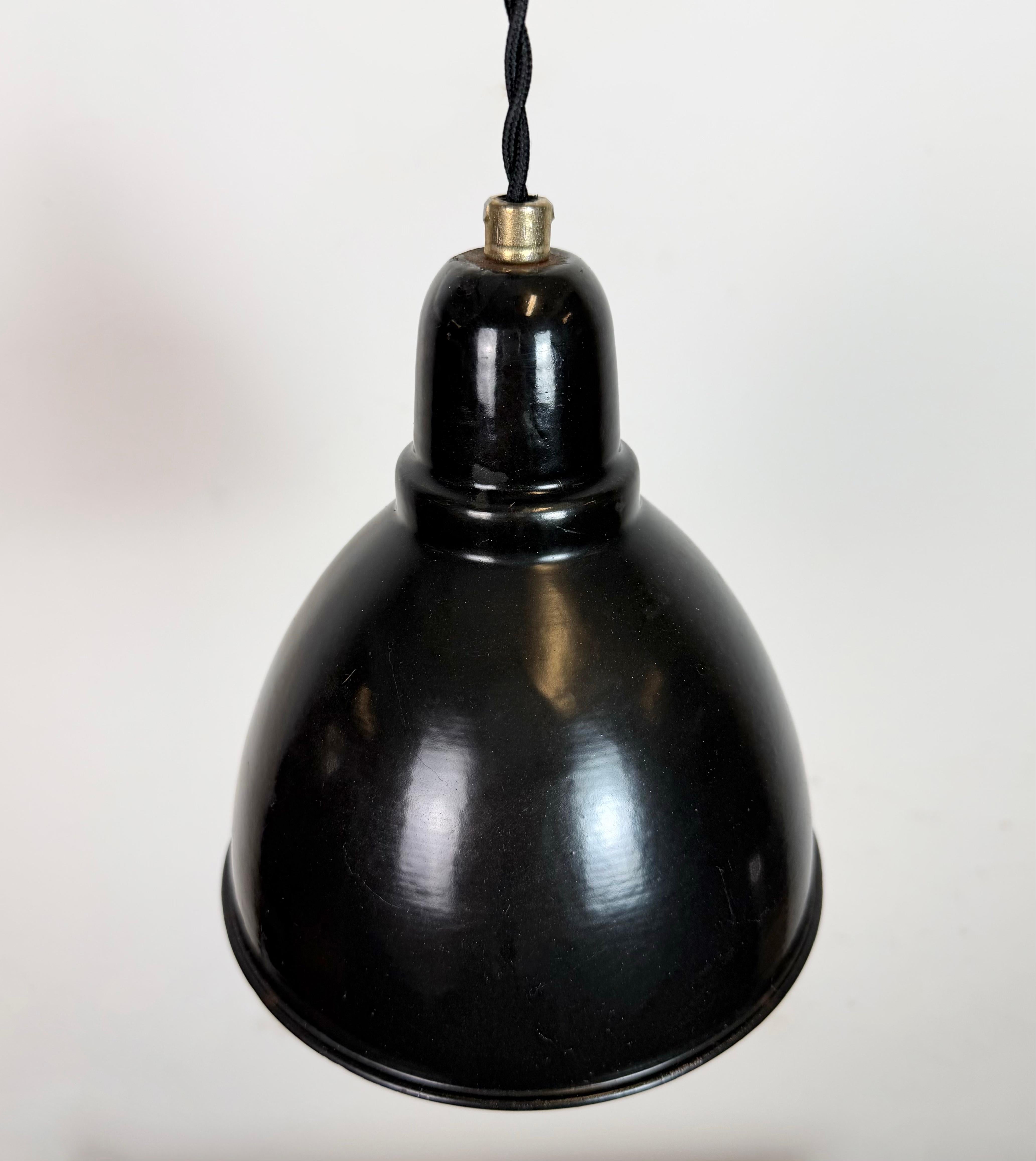 Small Industrial Black Enamel Ceiling Lamp, 1950s en venta 1