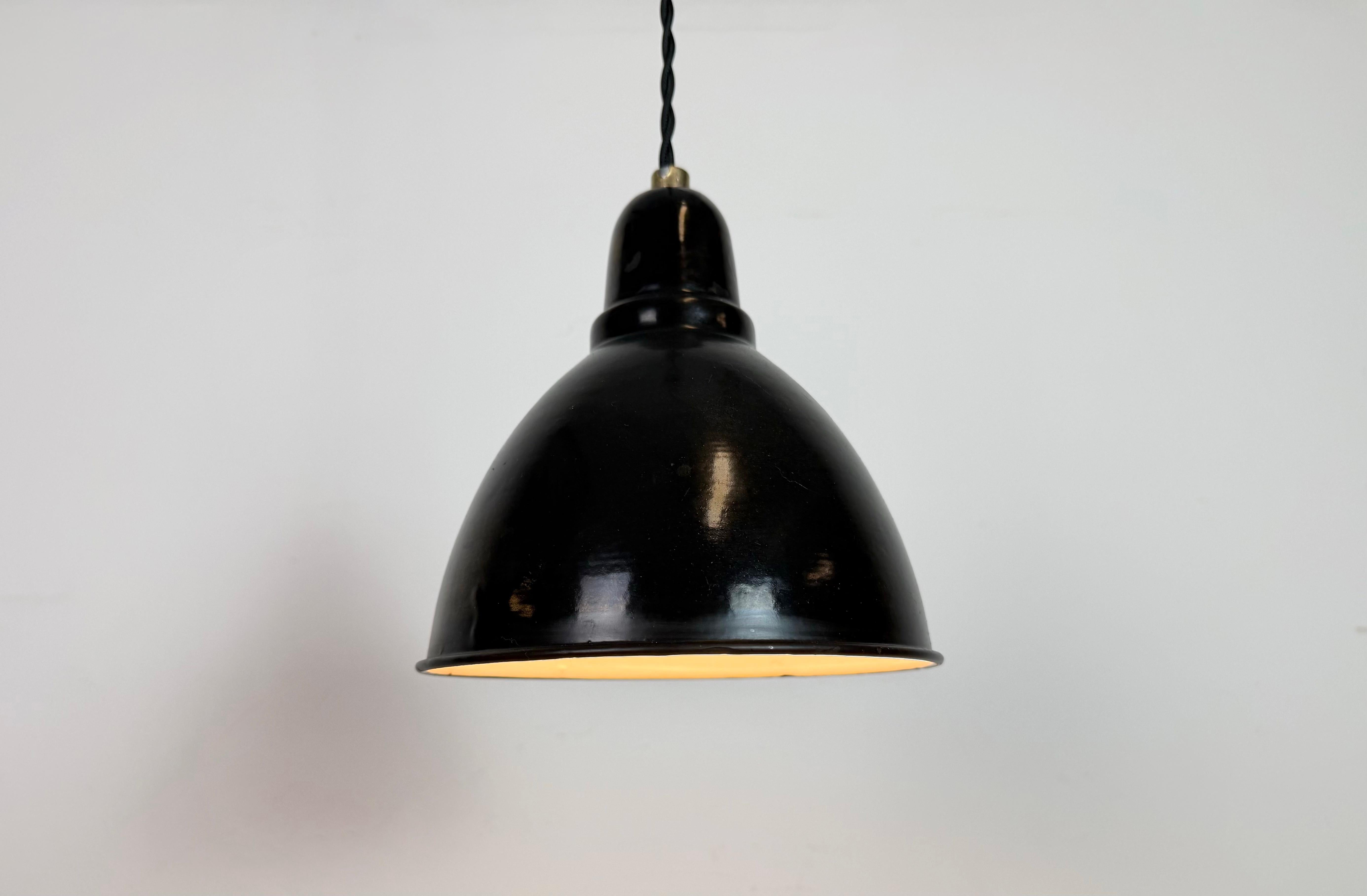 Small Industrial Black Enamel Ceiling Lamp, 1950s en venta 2
