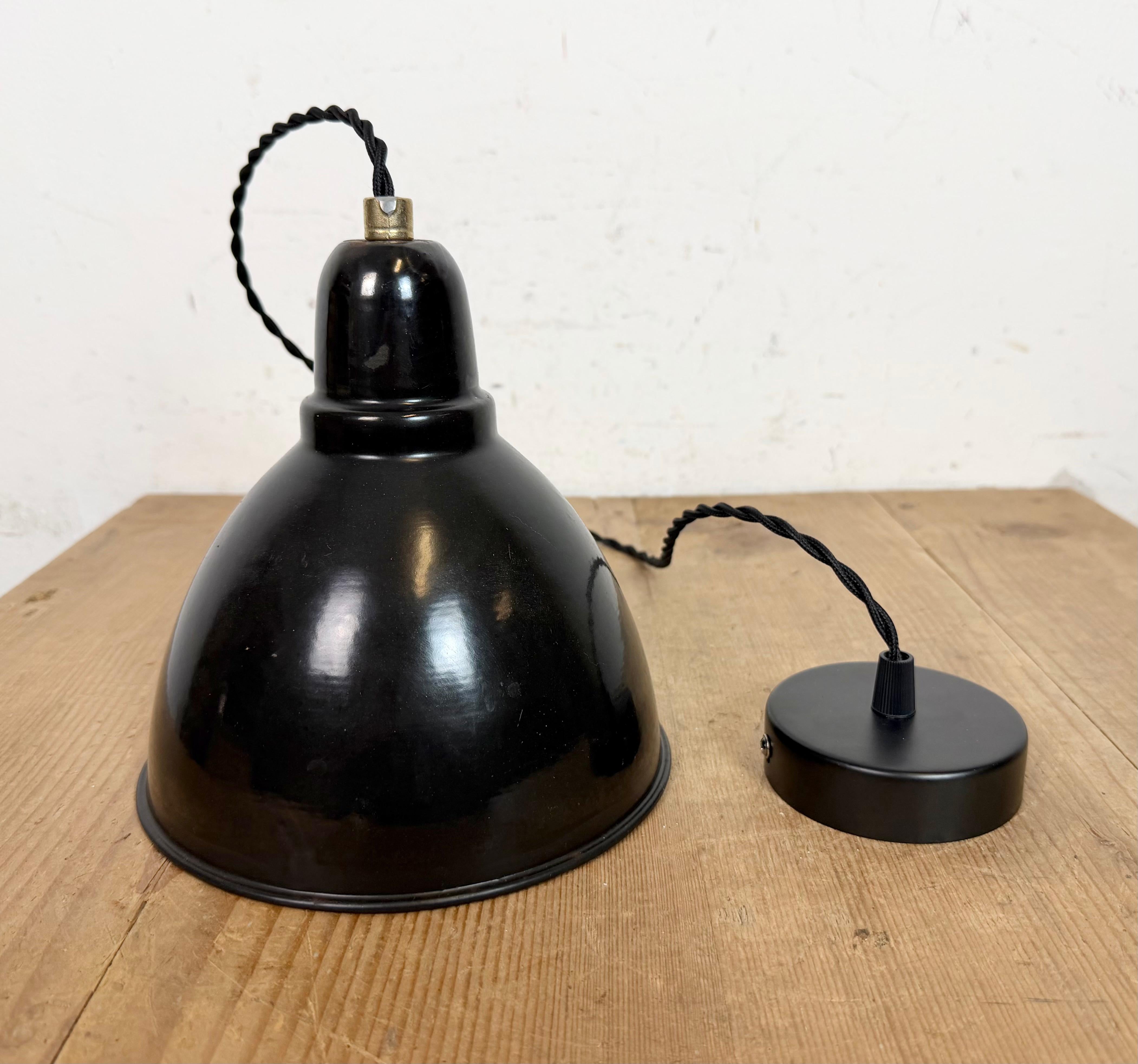 Small Industrial Black Enamel Ceiling Lamp, 1950s en venta 3