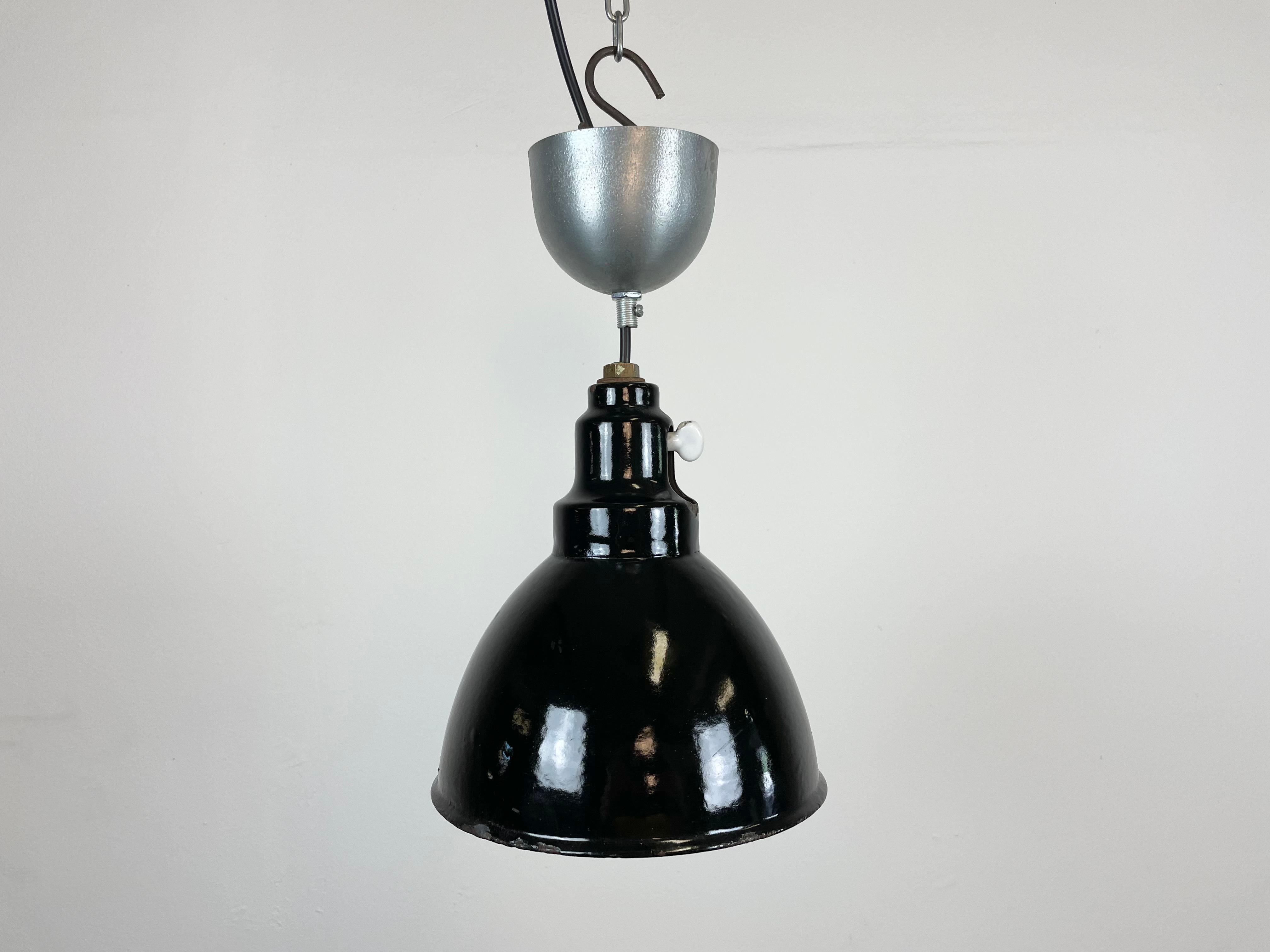 Petite lampe à suspension industrielle en émail noir, années 1950 en vente 3