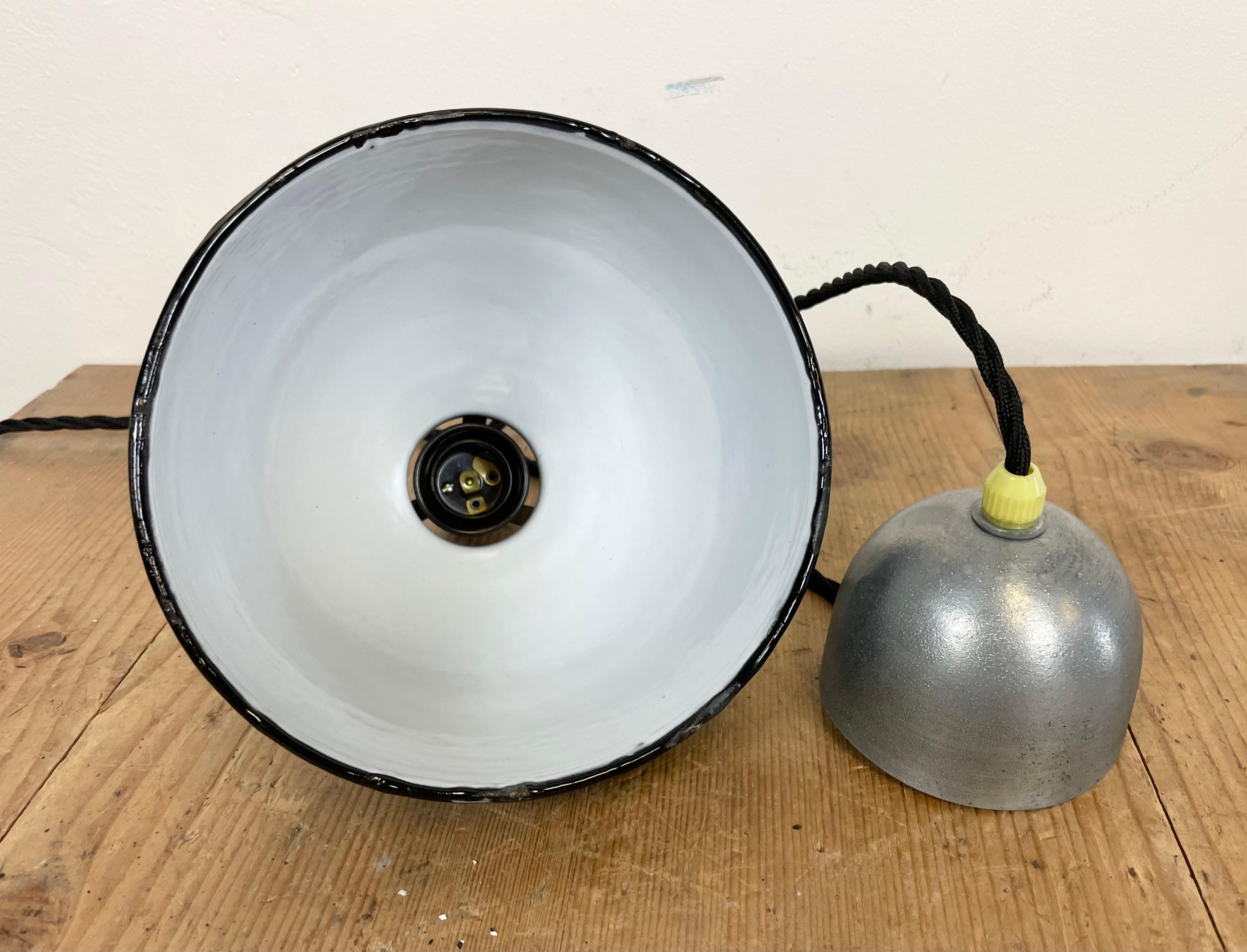 Petite lampe à suspension industrielle en émail noir, années 1950 en vente 3