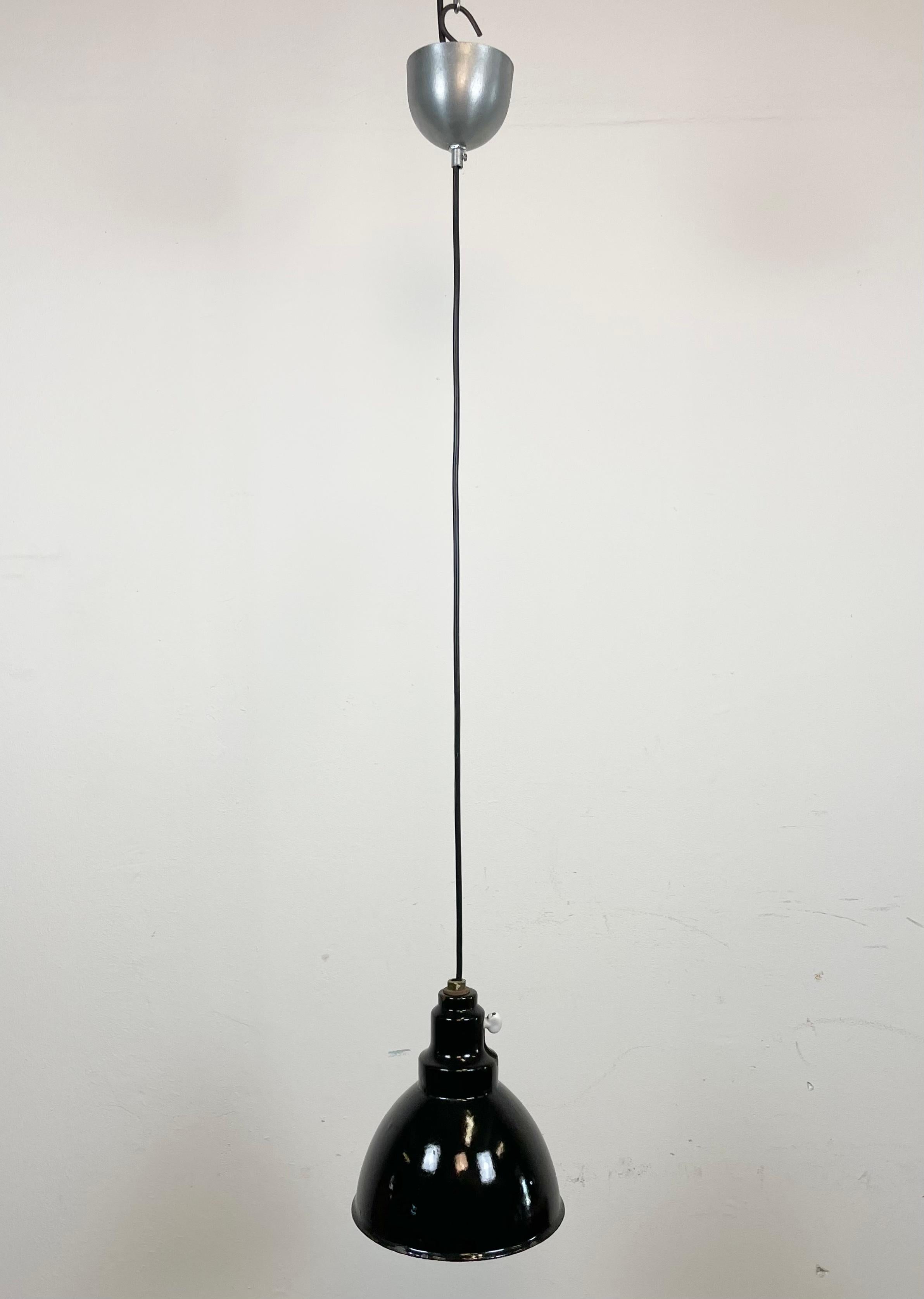 Petite lampe à suspension industrielle en émail noir, années 1950 en vente 4