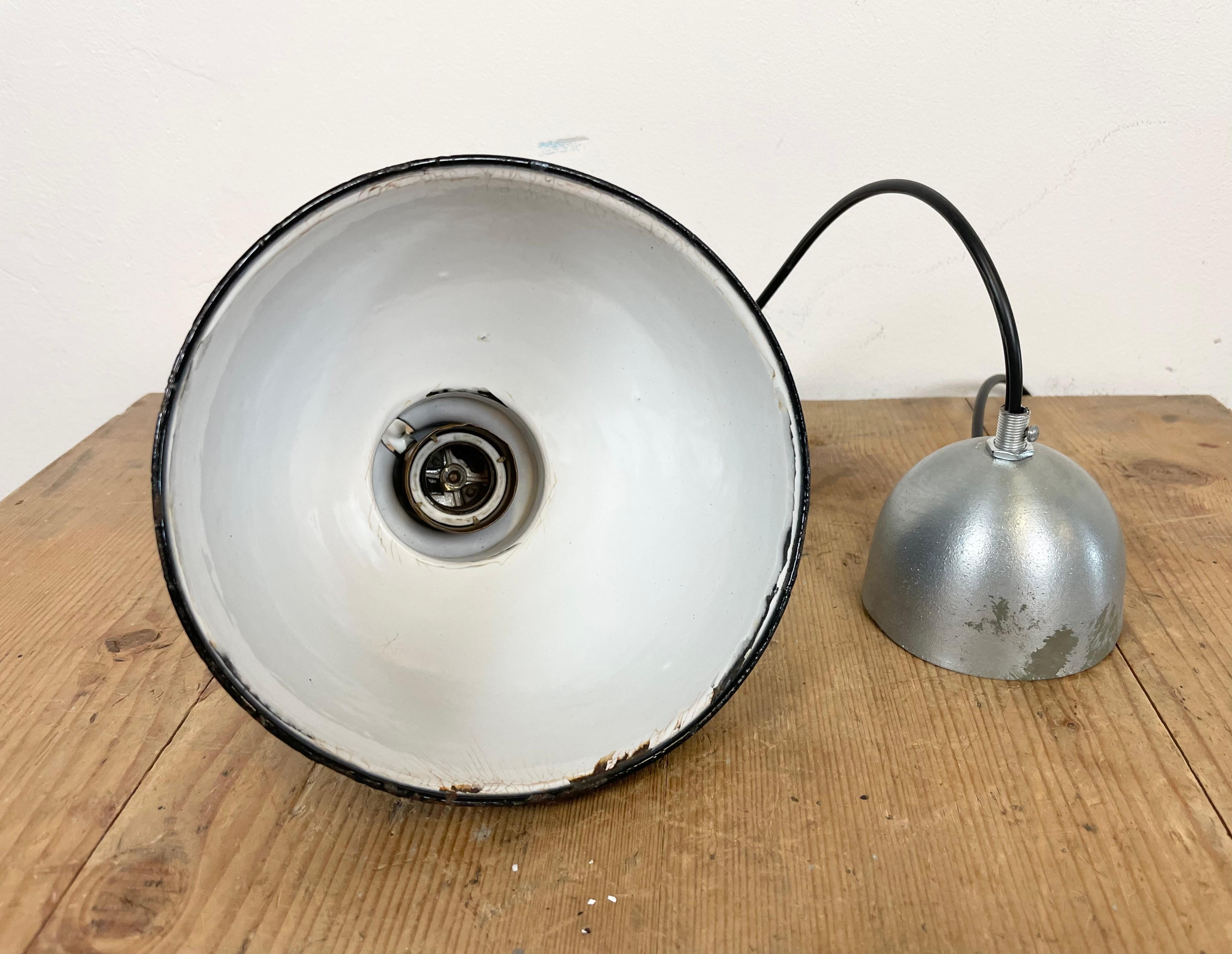 Petite lampe à suspension industrielle en émail noir, années 1950 en vente 5