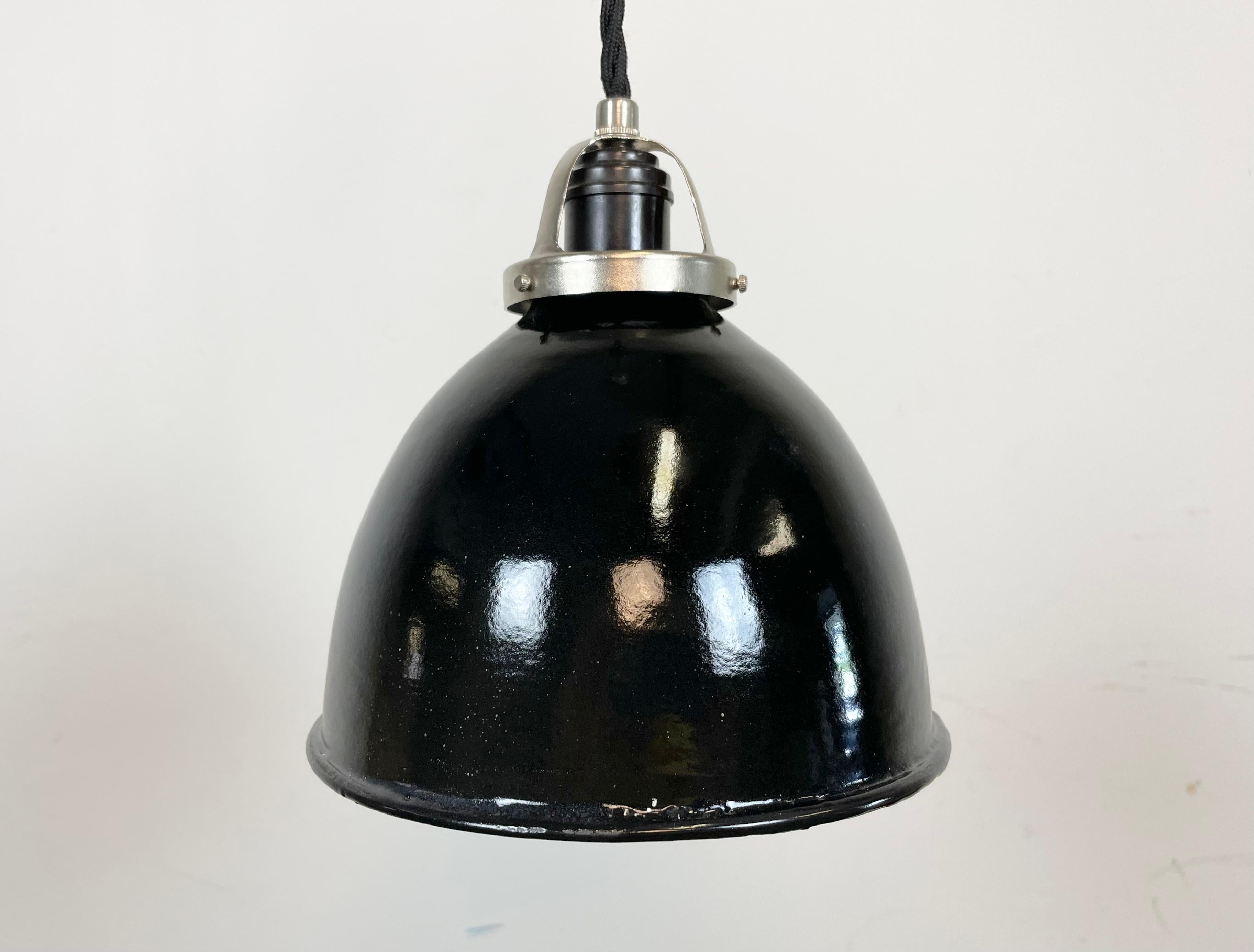 Industriel Petite lampe à suspension industrielle en émail noir, années 1950 en vente