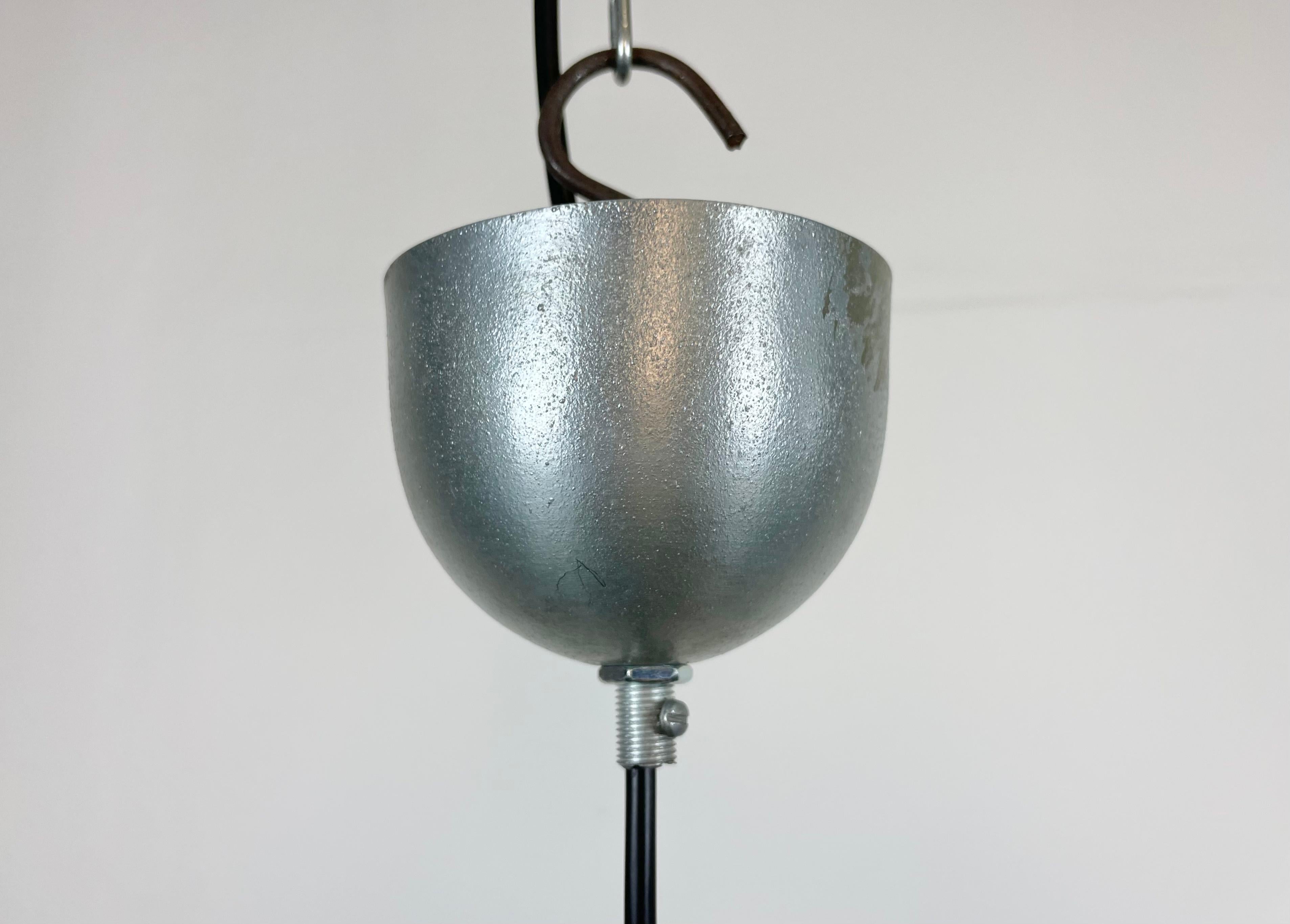 Tchèque Petite lampe à suspension industrielle en émail noir, années 1950 en vente