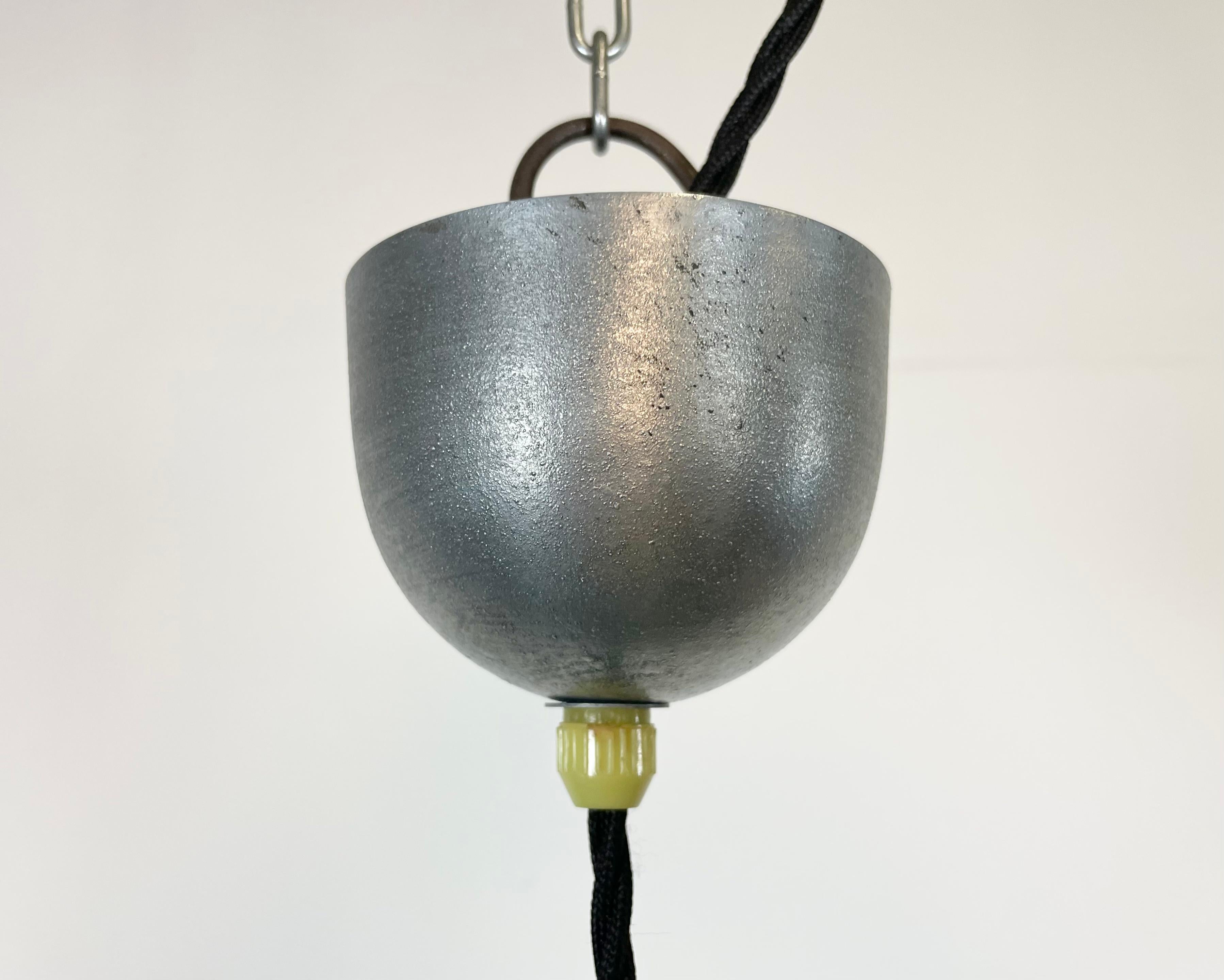 Petite lampe à suspension industrielle en émail noir, années 1950 Bon état - En vente à Kojetice, CZ