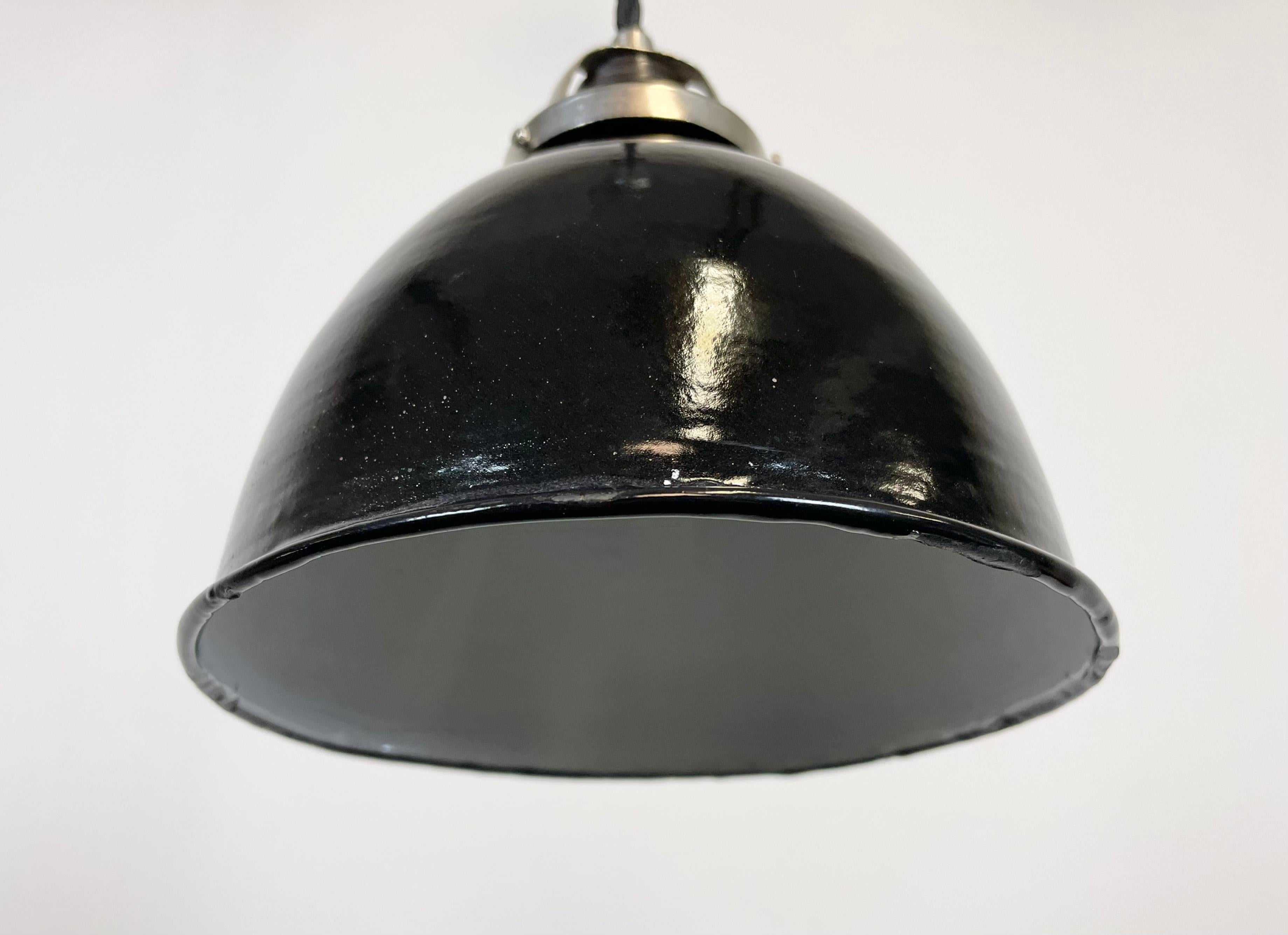 20ième siècle Petite lampe à suspension industrielle en émail noir, années 1950 en vente