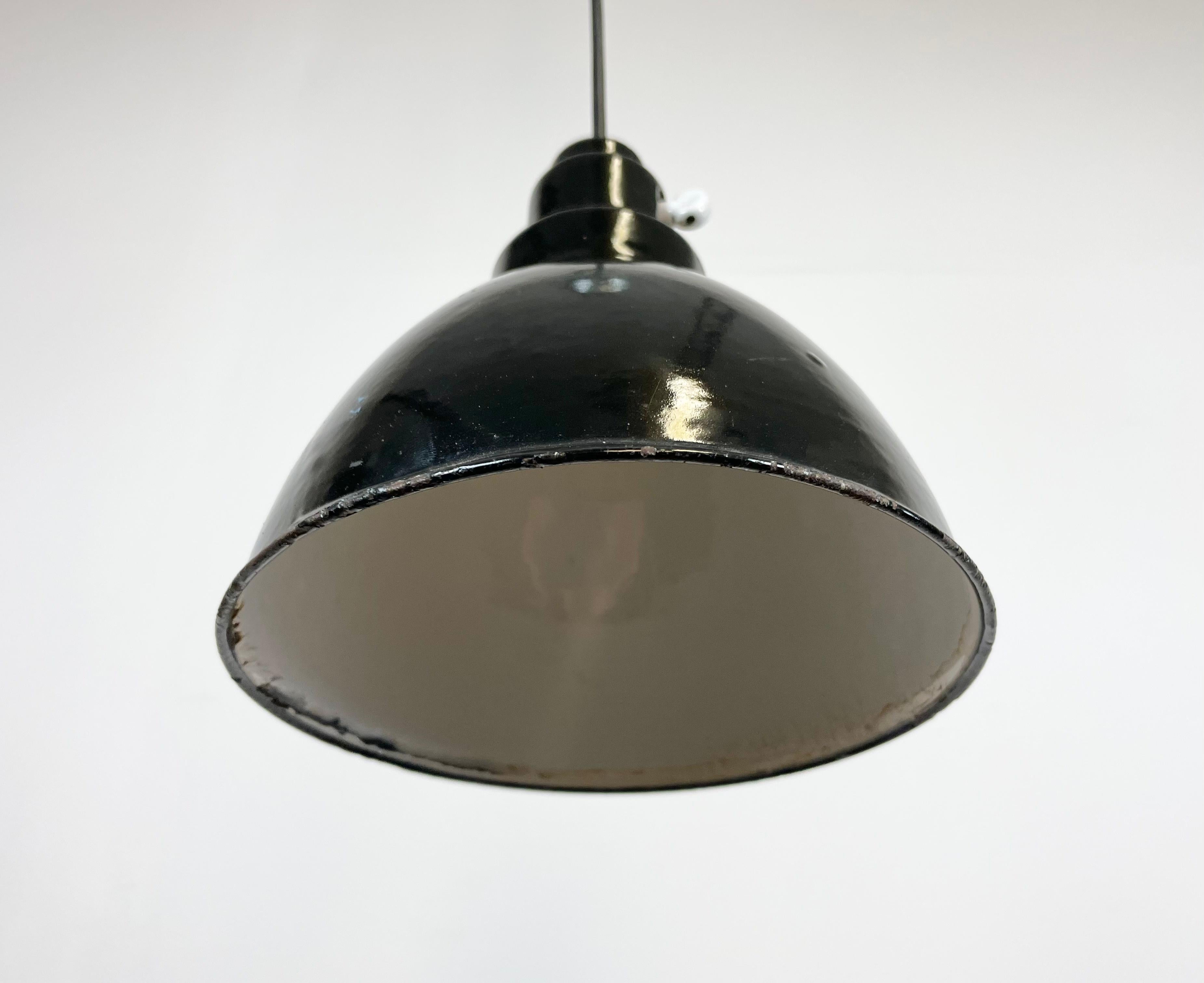 Émail Petite lampe à suspension industrielle en émail noir, années 1950 en vente