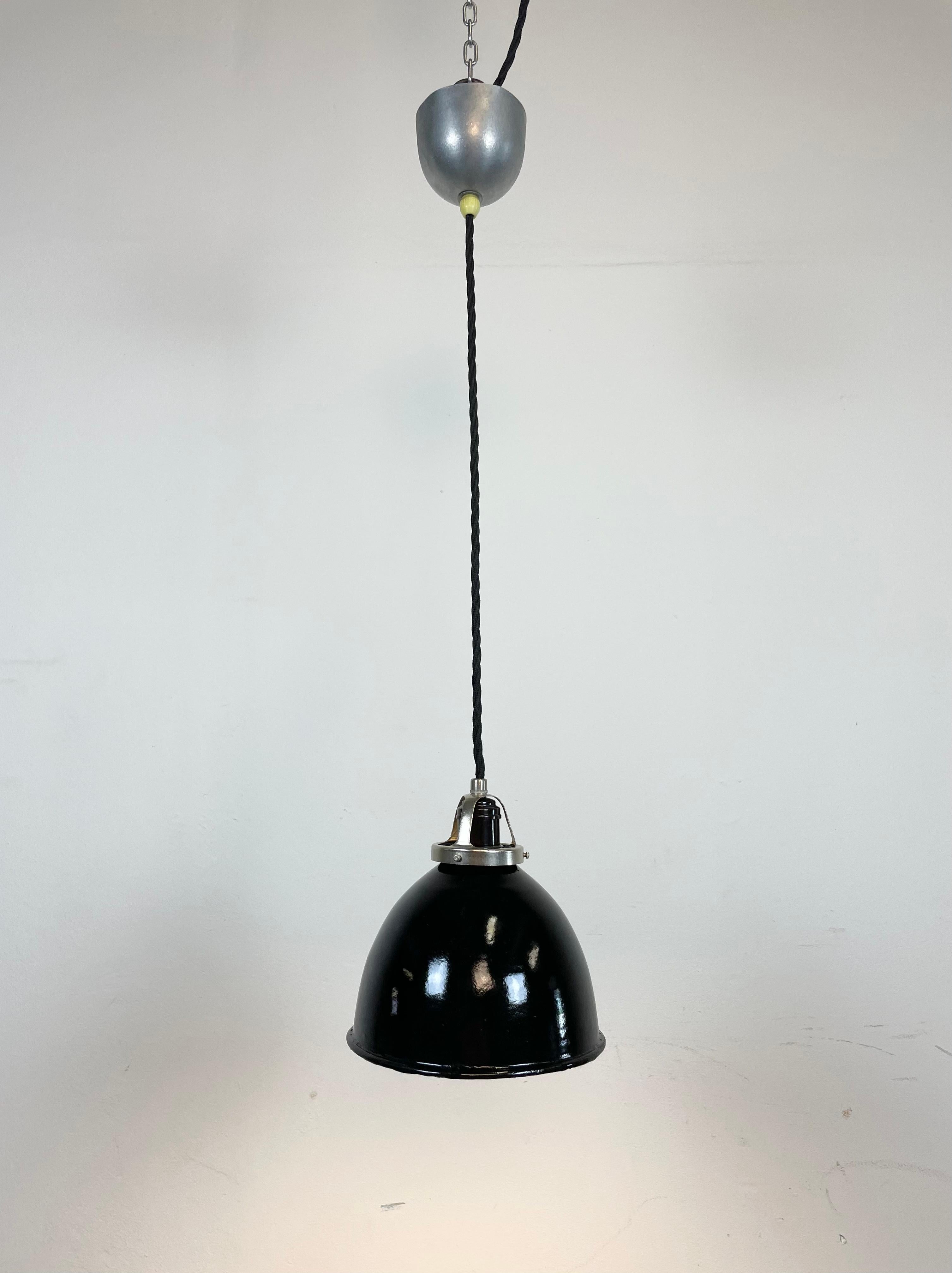 Petite lampe à suspension industrielle en émail noir, années 1950 en vente 1