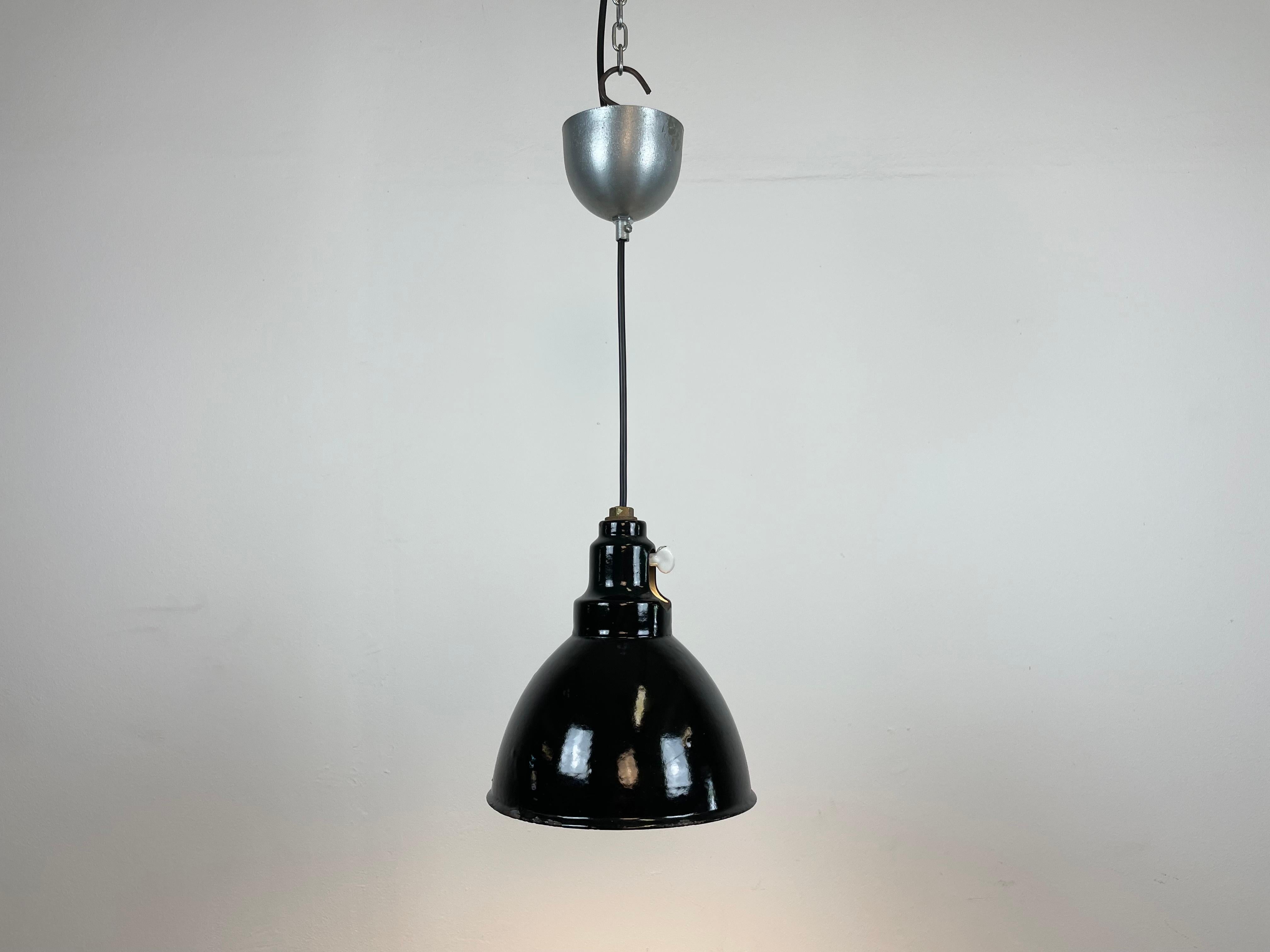 Petite lampe à suspension industrielle en émail noir, années 1950 en vente 2