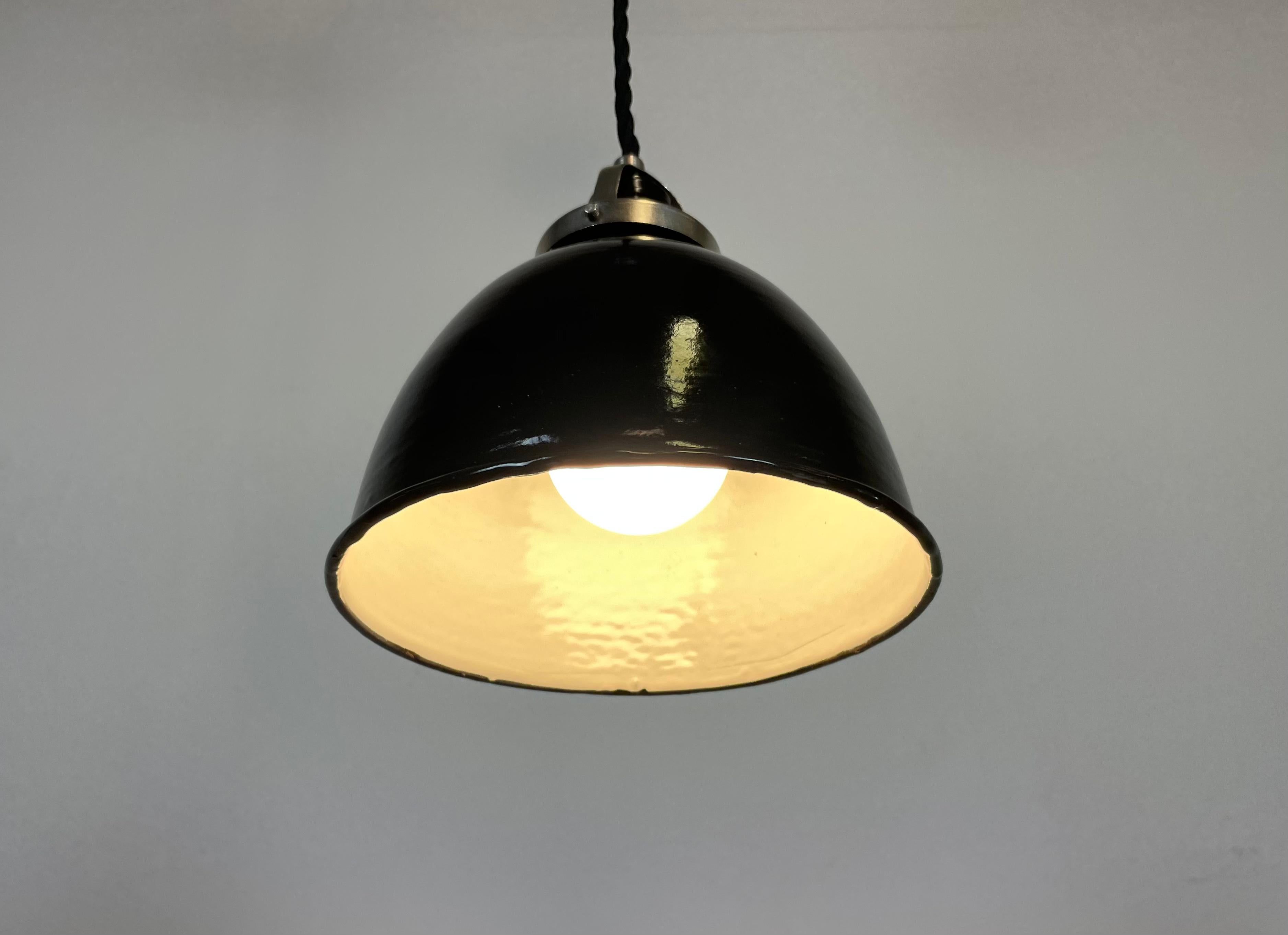 Petite lampe à suspension industrielle en émail noir, années 1950 en vente 2