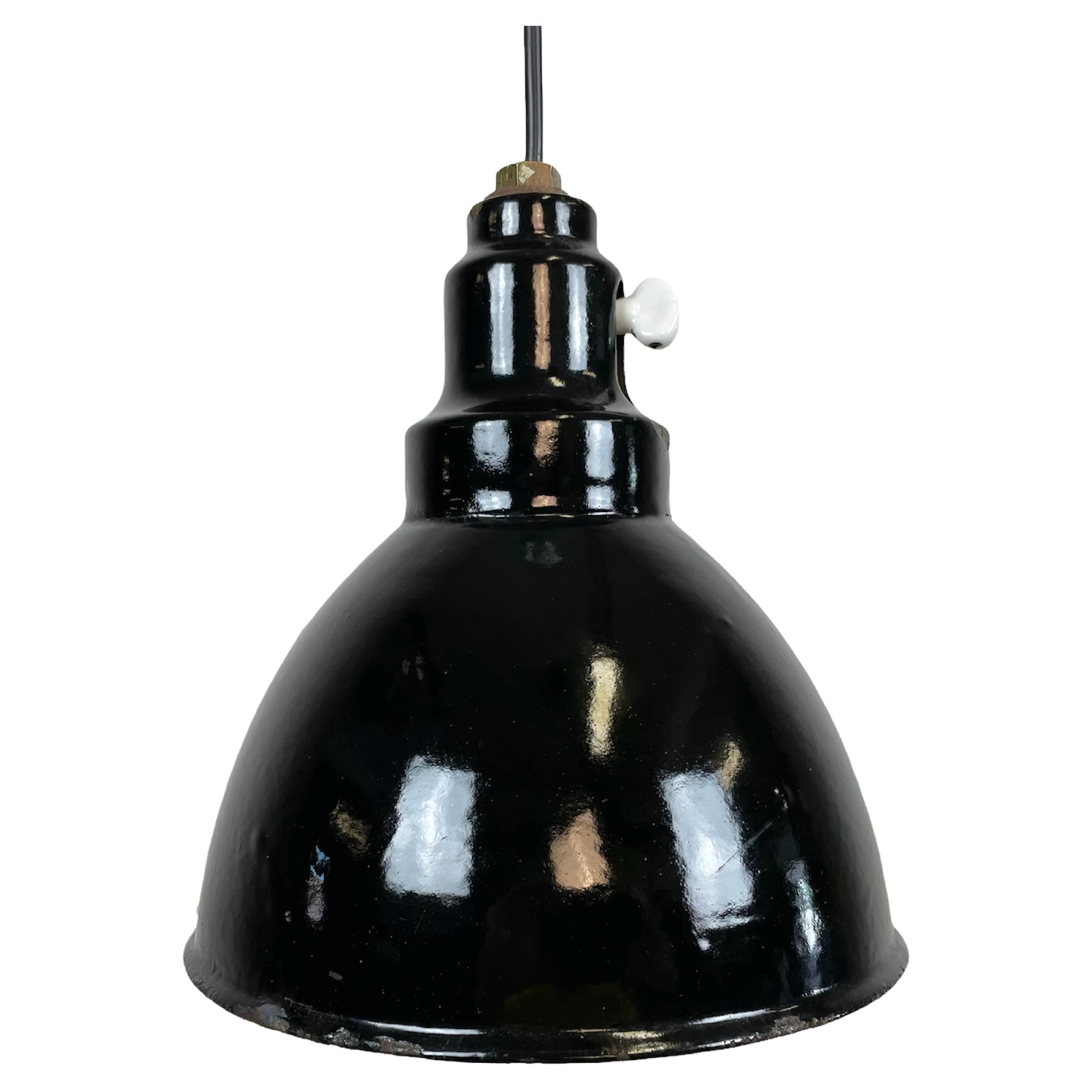 Petite lampe à suspension industrielle en émail noir, années 1950 en vente