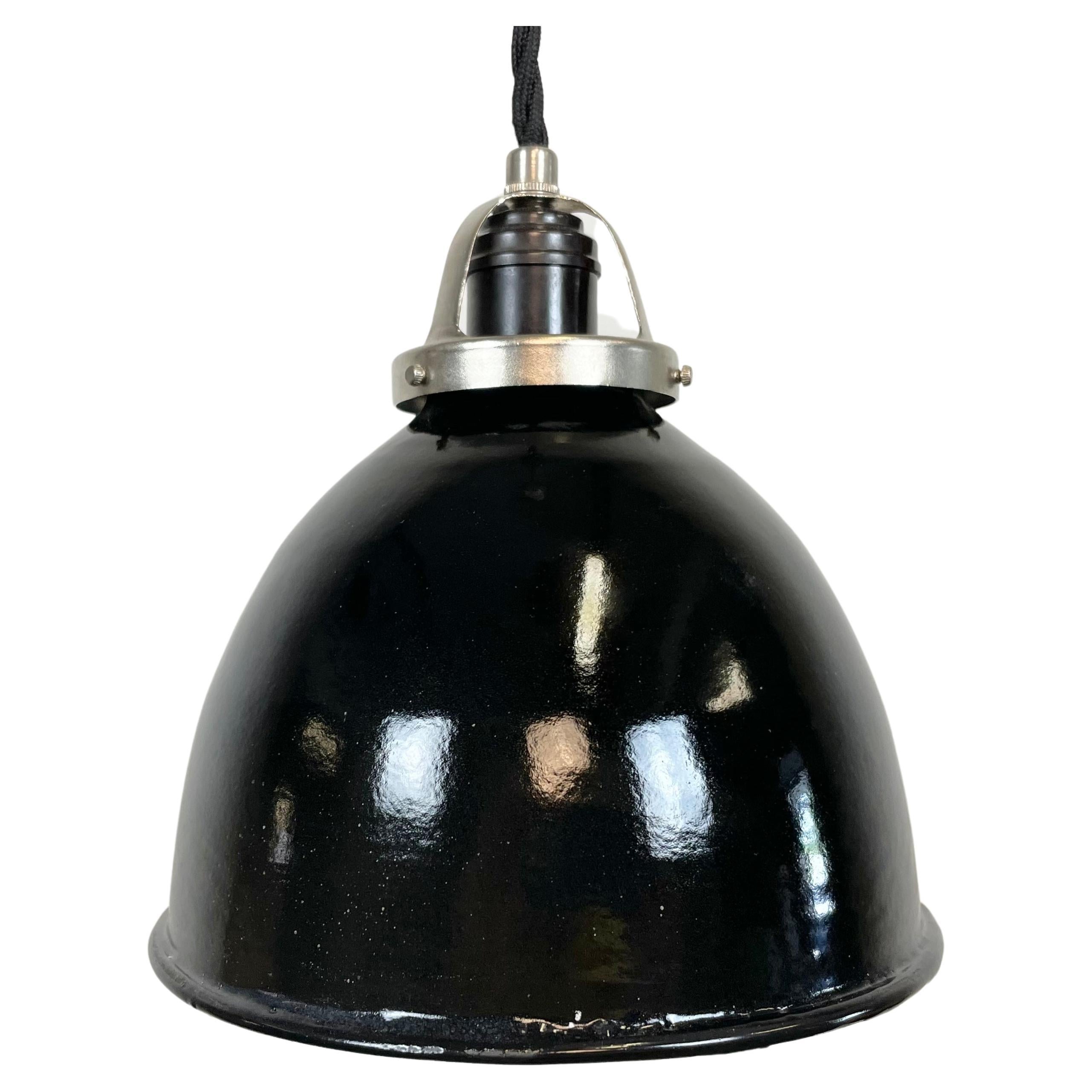 Petite lampe à suspension industrielle en émail noir, années 1950