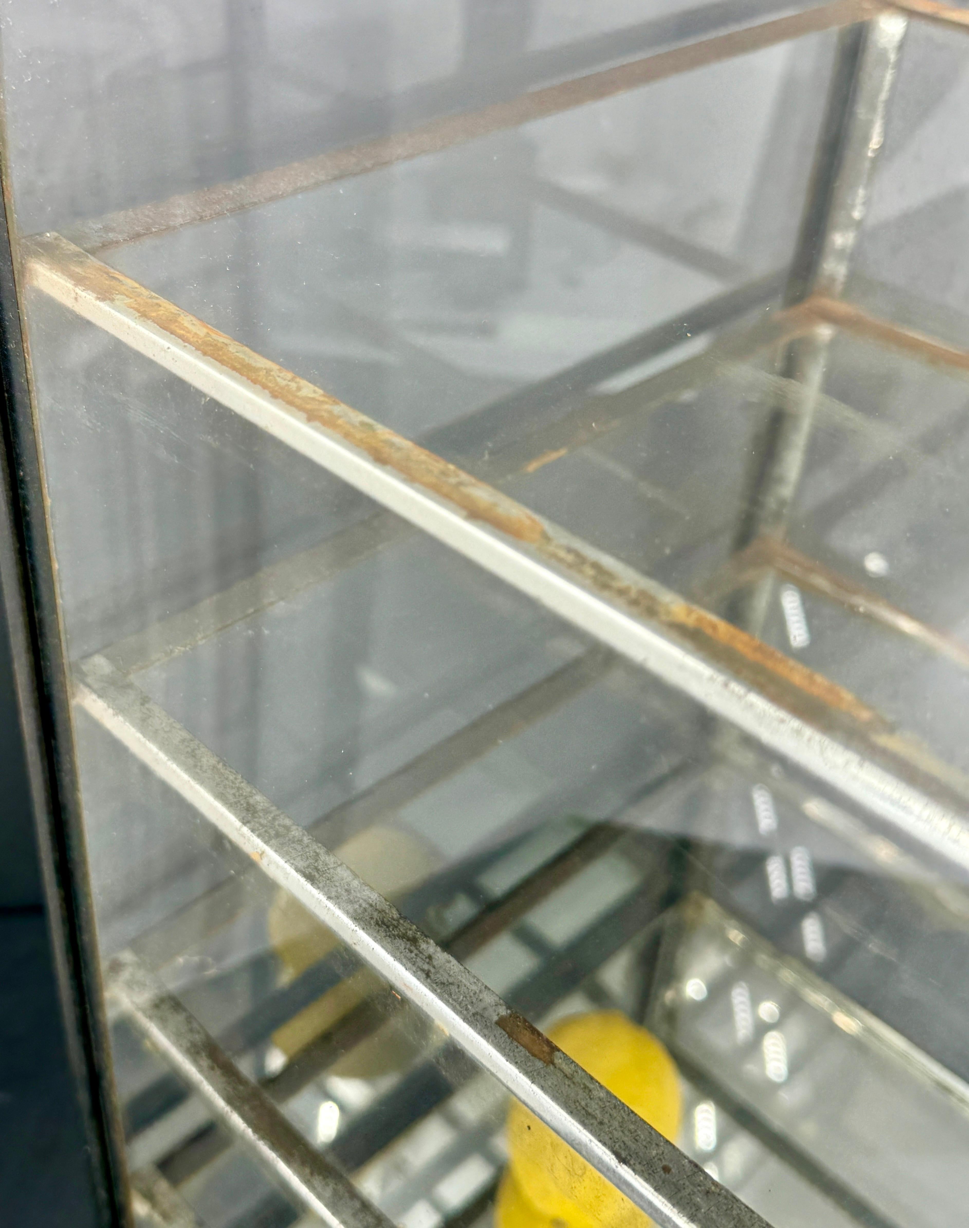 Kleine industrielle schwarz lackiert Tabelle Glas Vitrine Vitrine 7