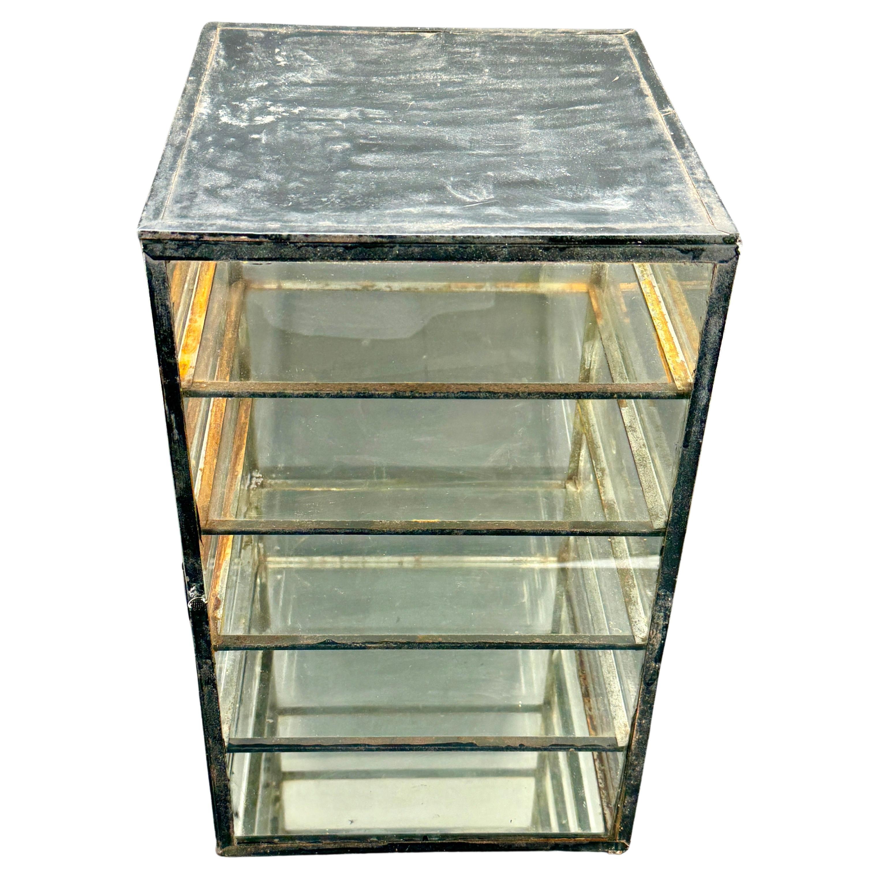 Mid-Century Industrial Table Top Glas und Metall Vitrine Vitrine

Dieser charmante, schlichte und funktionelle Koffer hat vier Fächer, auf denen Sie Ihre Lieblingsschätze präsentieren können. Es gibt viele Verwendungsmöglichkeiten für dieses Stück,