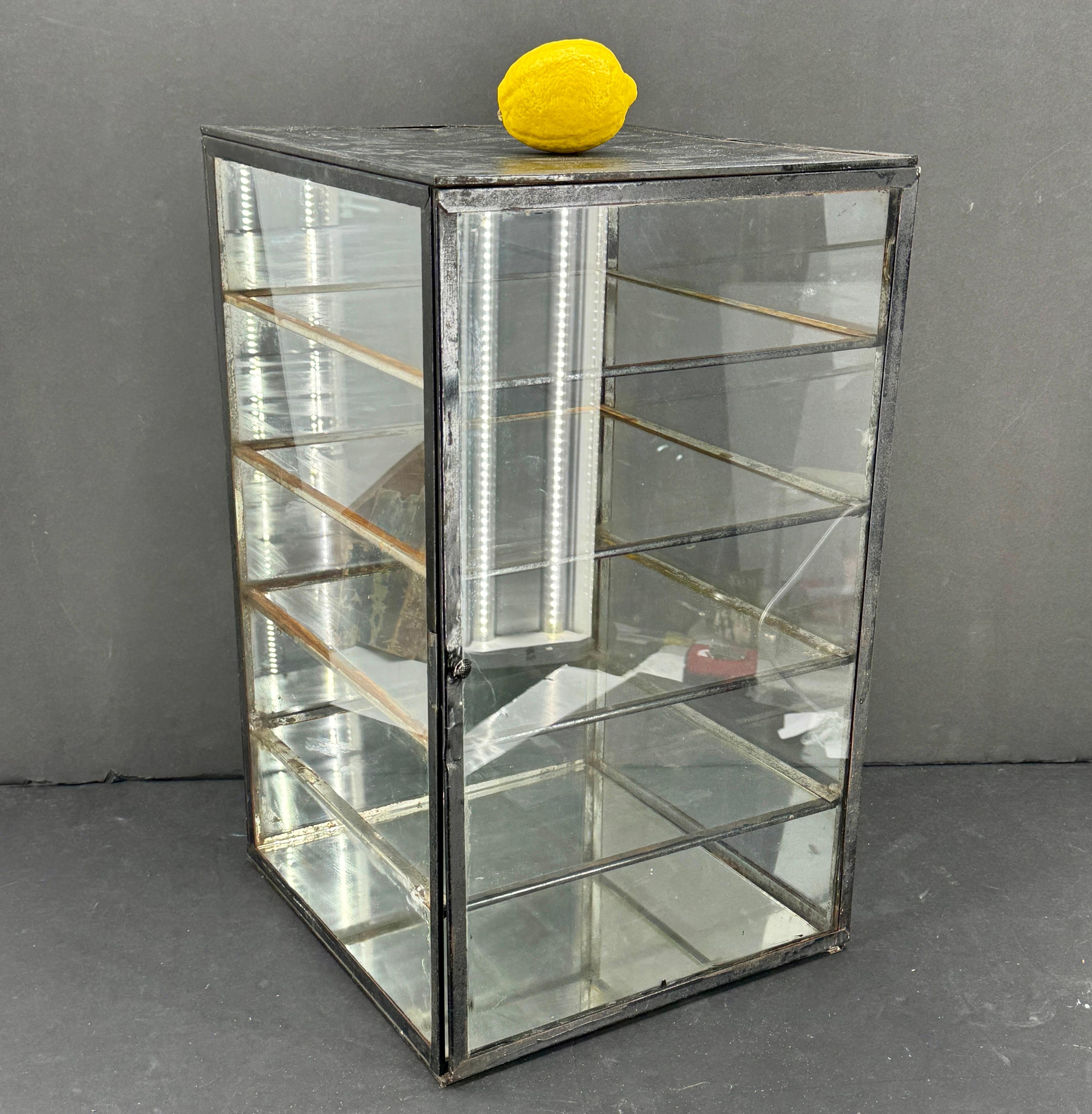 Kleine industrielle schwarz lackiert Tabelle Glas Vitrine Vitrine (Industriell)
