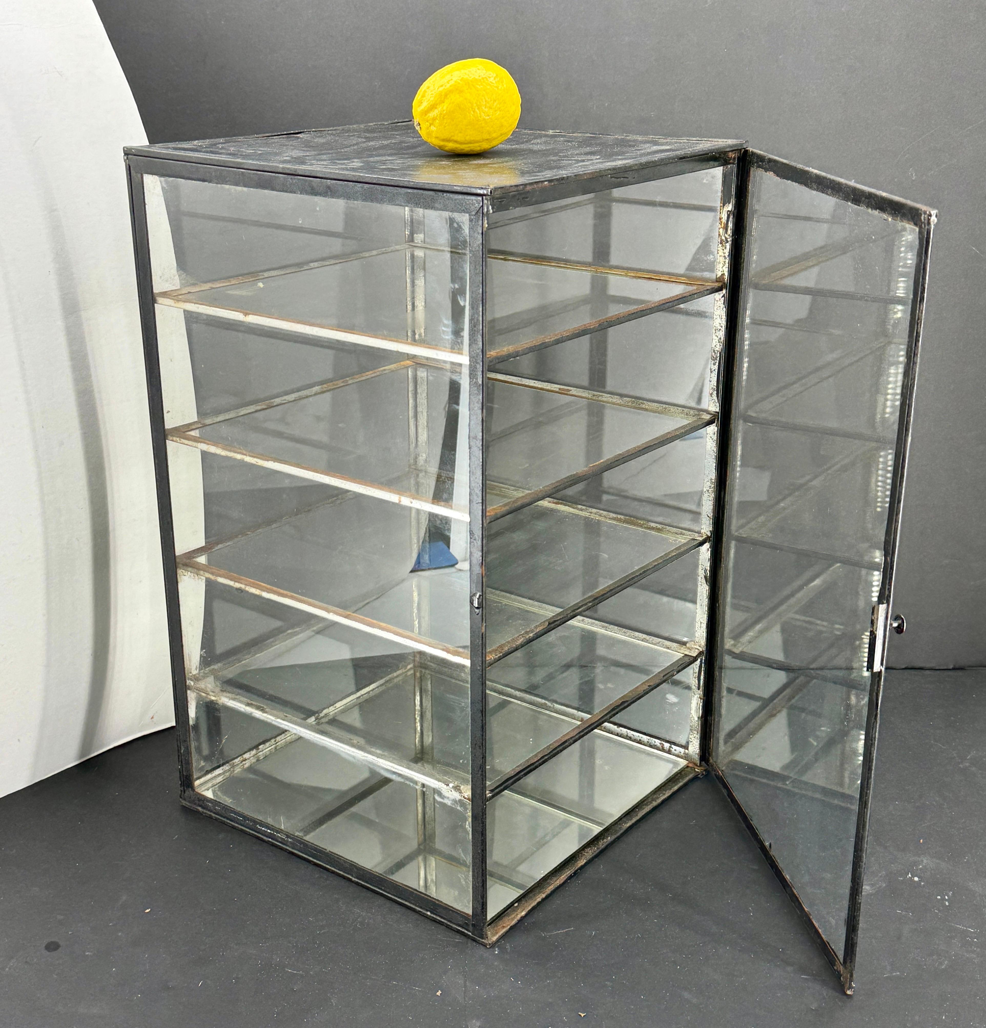 Kleine industrielle schwarz lackiert Tabelle Glas Vitrine Vitrine (amerikanisch)