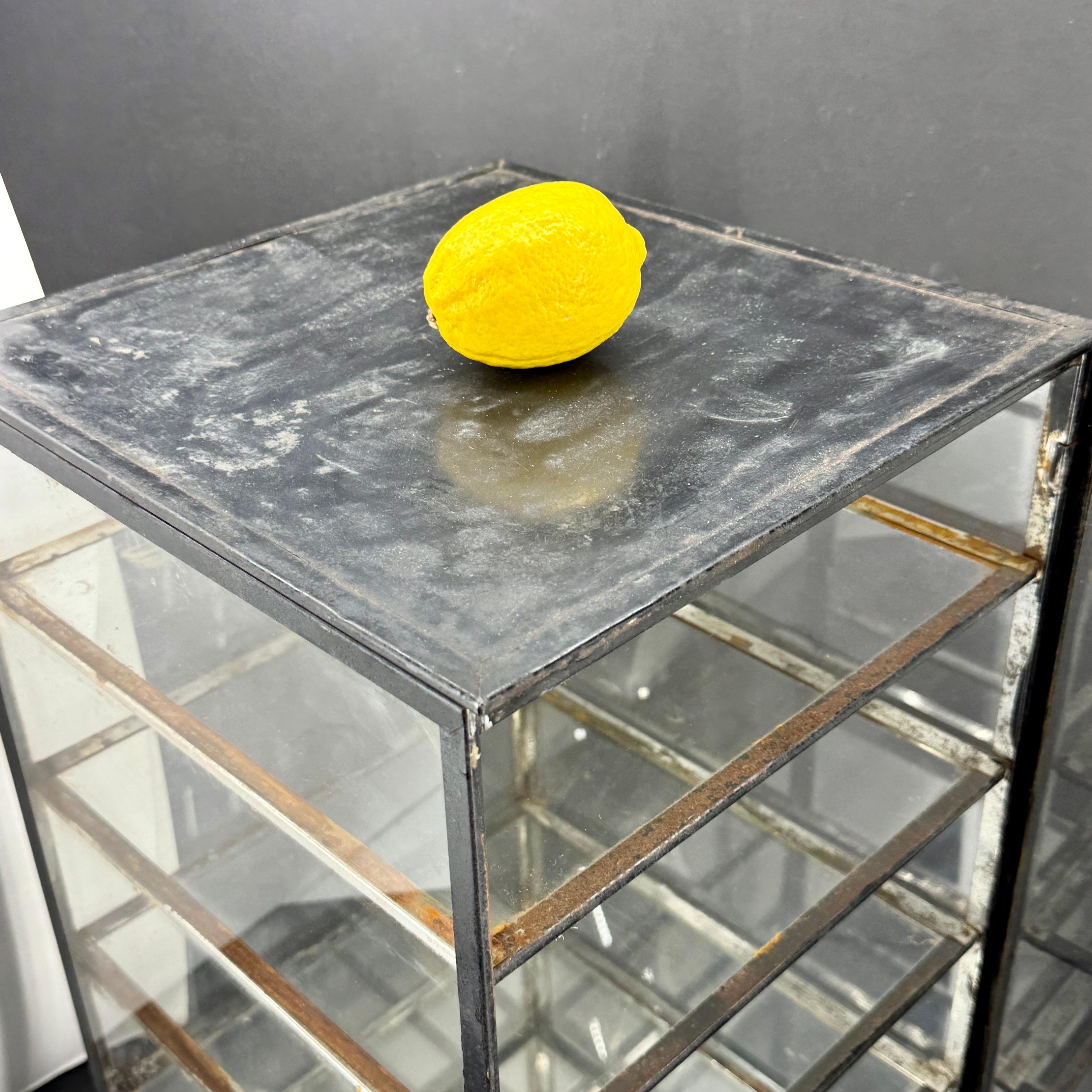 Kleine industrielle schwarz lackiert Tabelle Glas Vitrine Vitrine im Zustand „Gut“ in Haddonfield, NJ