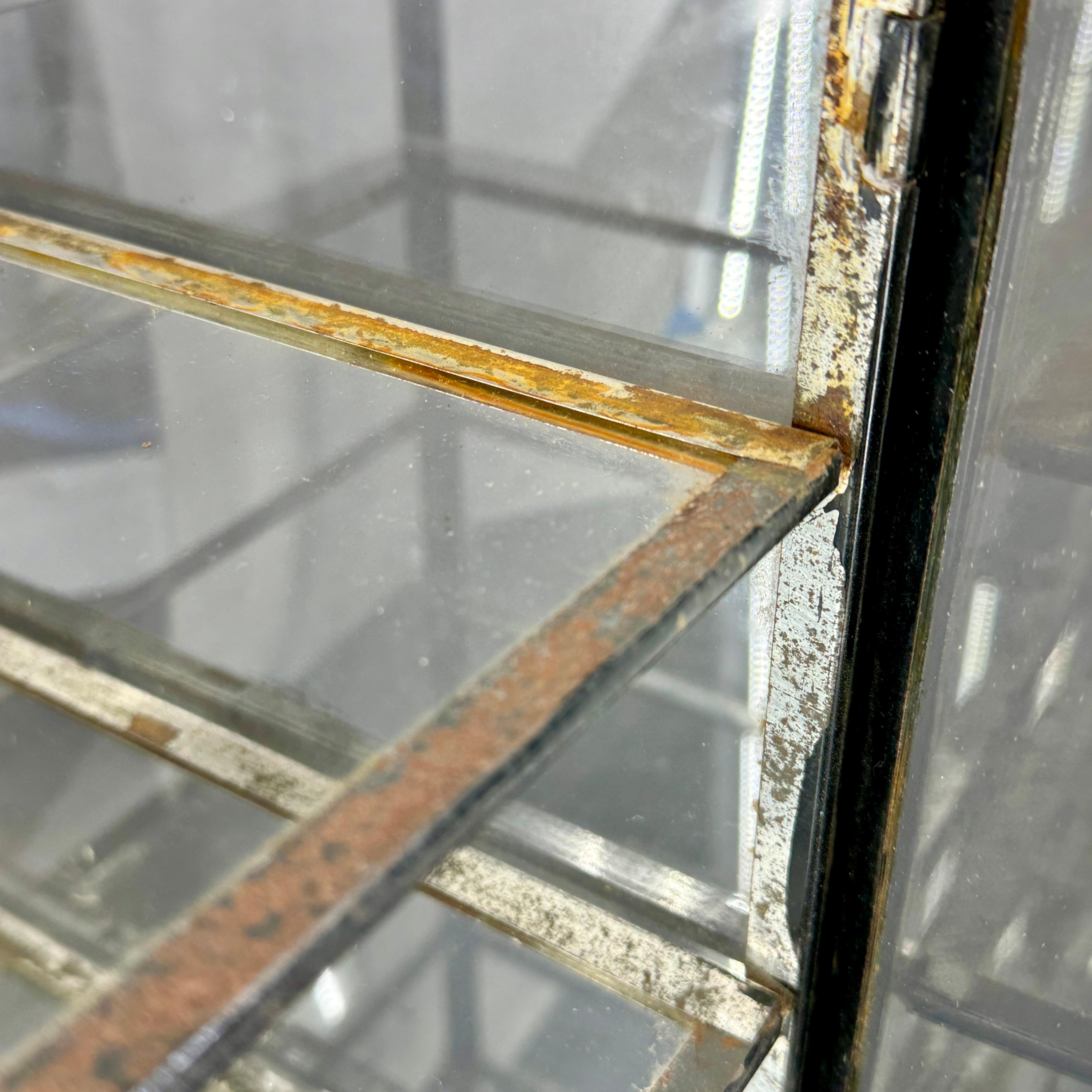 Kleine industrielle schwarz lackiert Tabelle Glas Vitrine Vitrine (20. Jahrhundert)