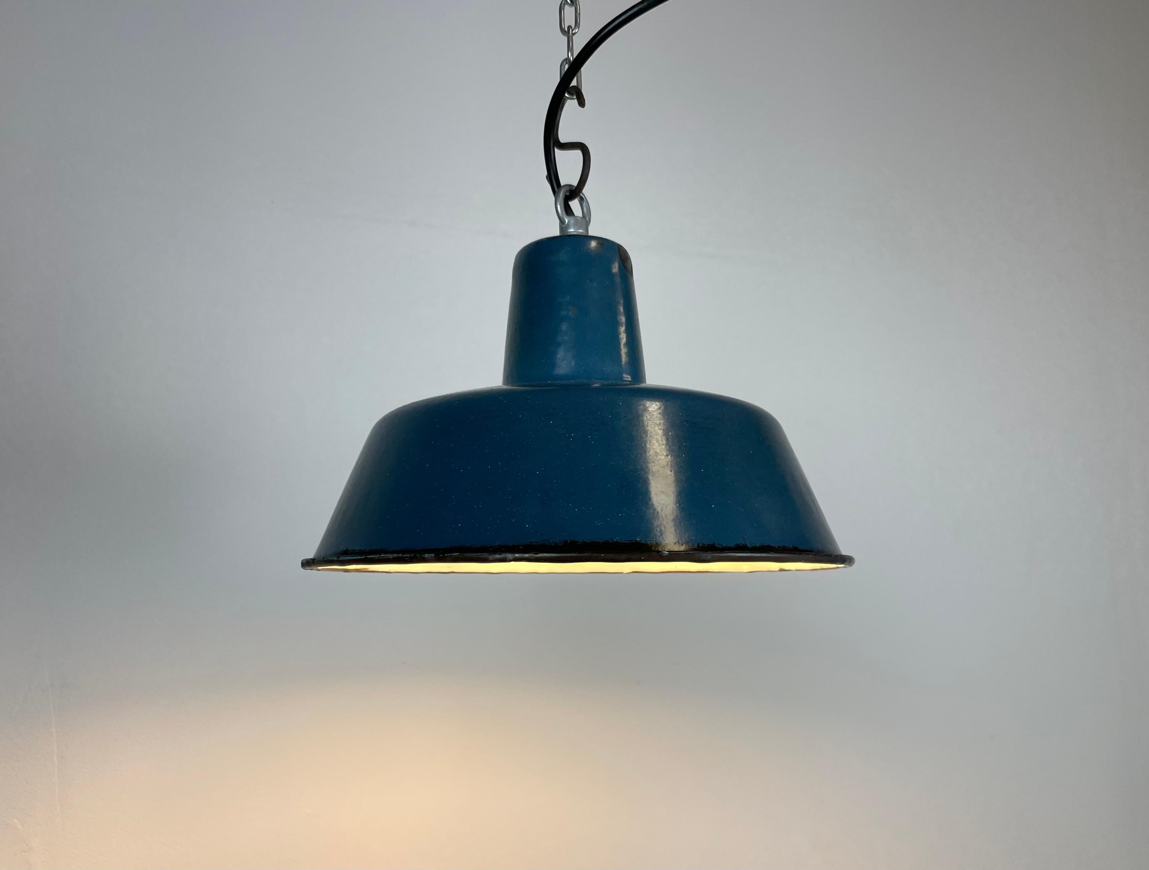 Petite lampe à suspension industrielle en émail bleu, années 1960 en vente 3